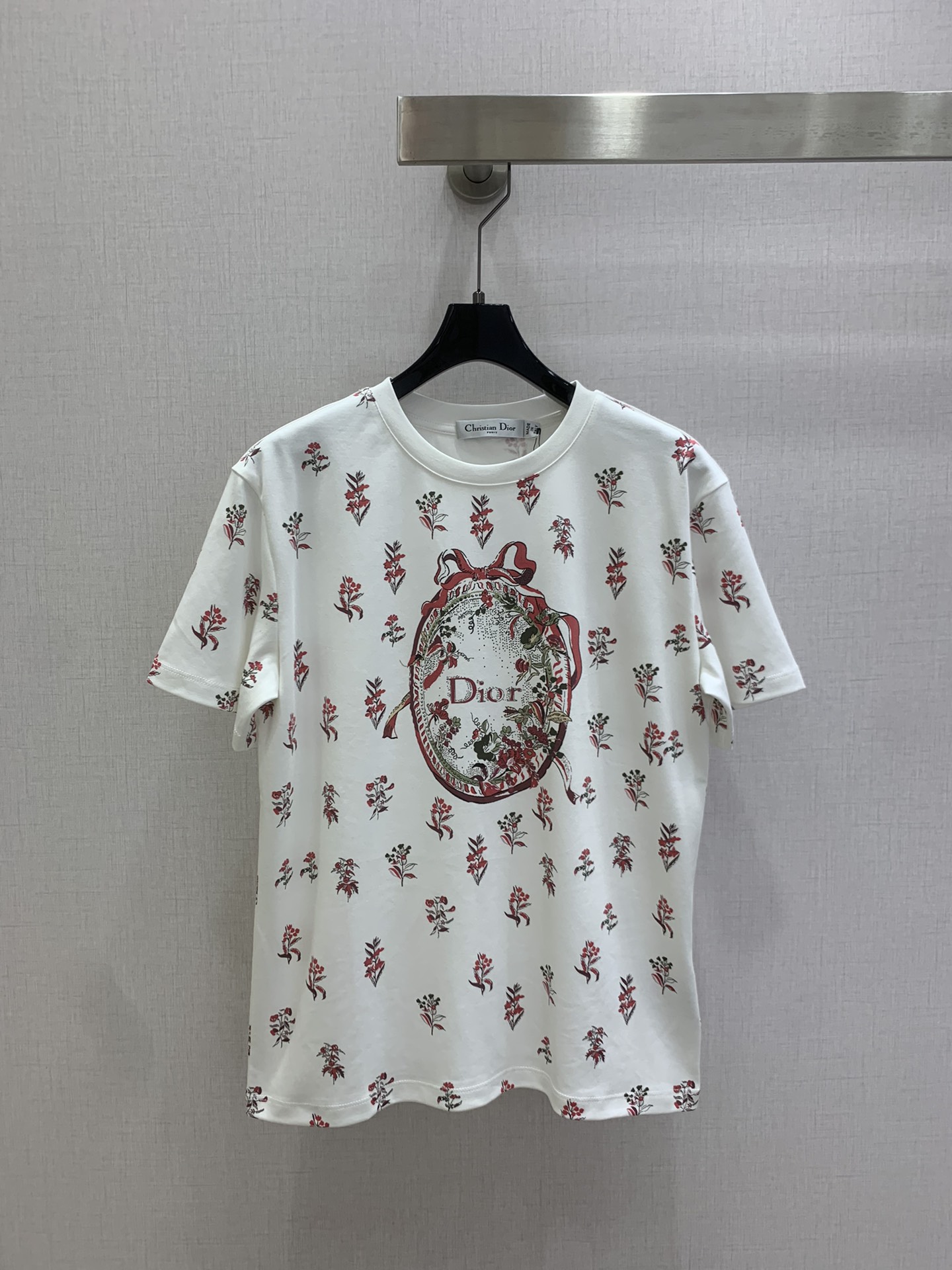 NO:791786,Highly recommended 26 early spring new short-sleeved T-shirt with floral letter pattern; made of cotton fabric with soft and delicate texture; custom-made washed wheat accessories. The fit is comfortable and good-looking!  One color SML code high quality ABC,,T-shirt,tees,t-shirt,19860909强烈推荐 26早春新款 碎花字母图案短袖T恤；采用棉面料质感柔软细腻；定制洗水麦辅料齐.版型合身上身效果舒适好看！一个色 SML码 高品质ABC,,T-shirt,tees，t-shirt,,Women's clothing