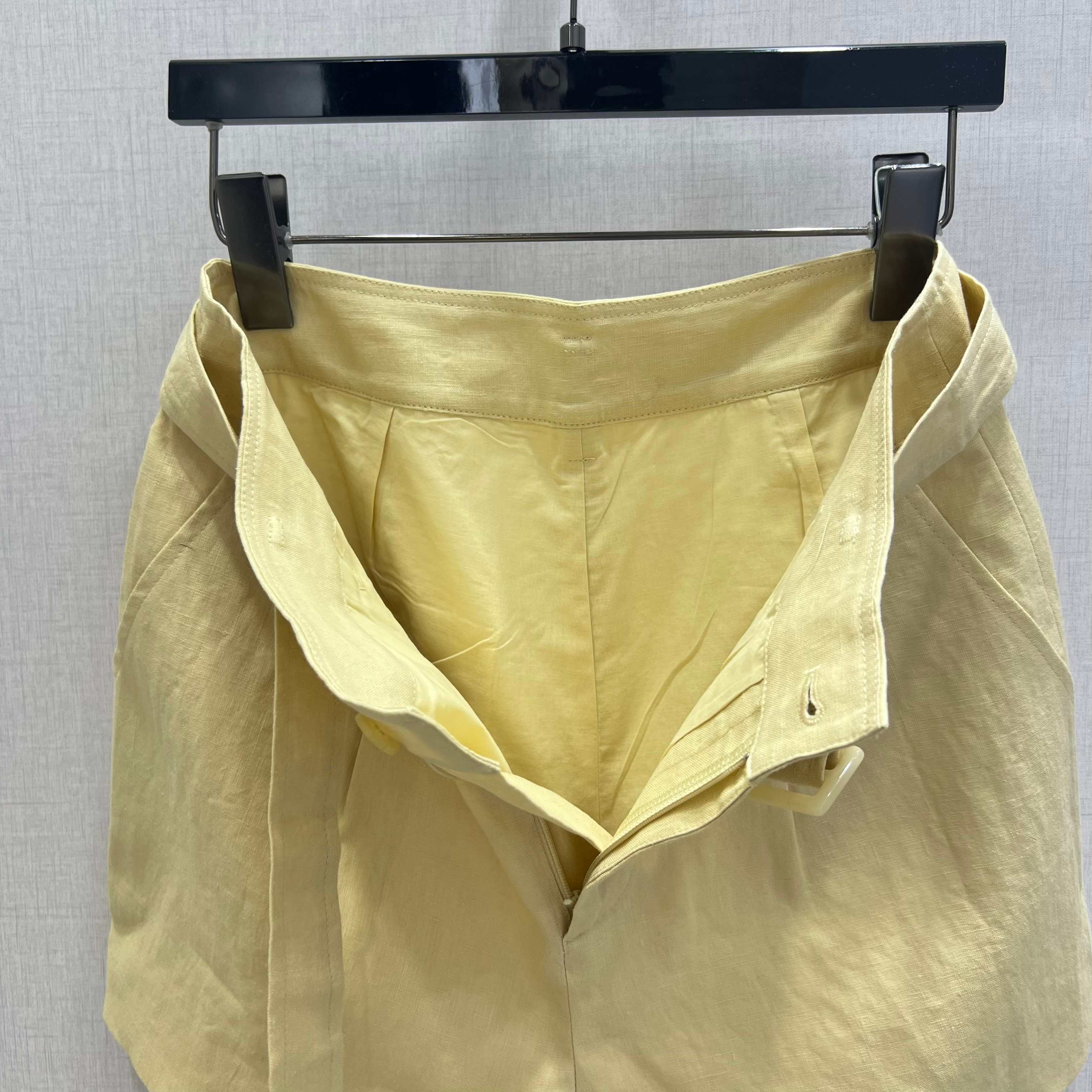 强烈推荐 26早春新品 亚麻腰带短裤 同色系宽腰带+方形扣头是点睛之笔 天然亚麻面料带着清晰的自然纹理与