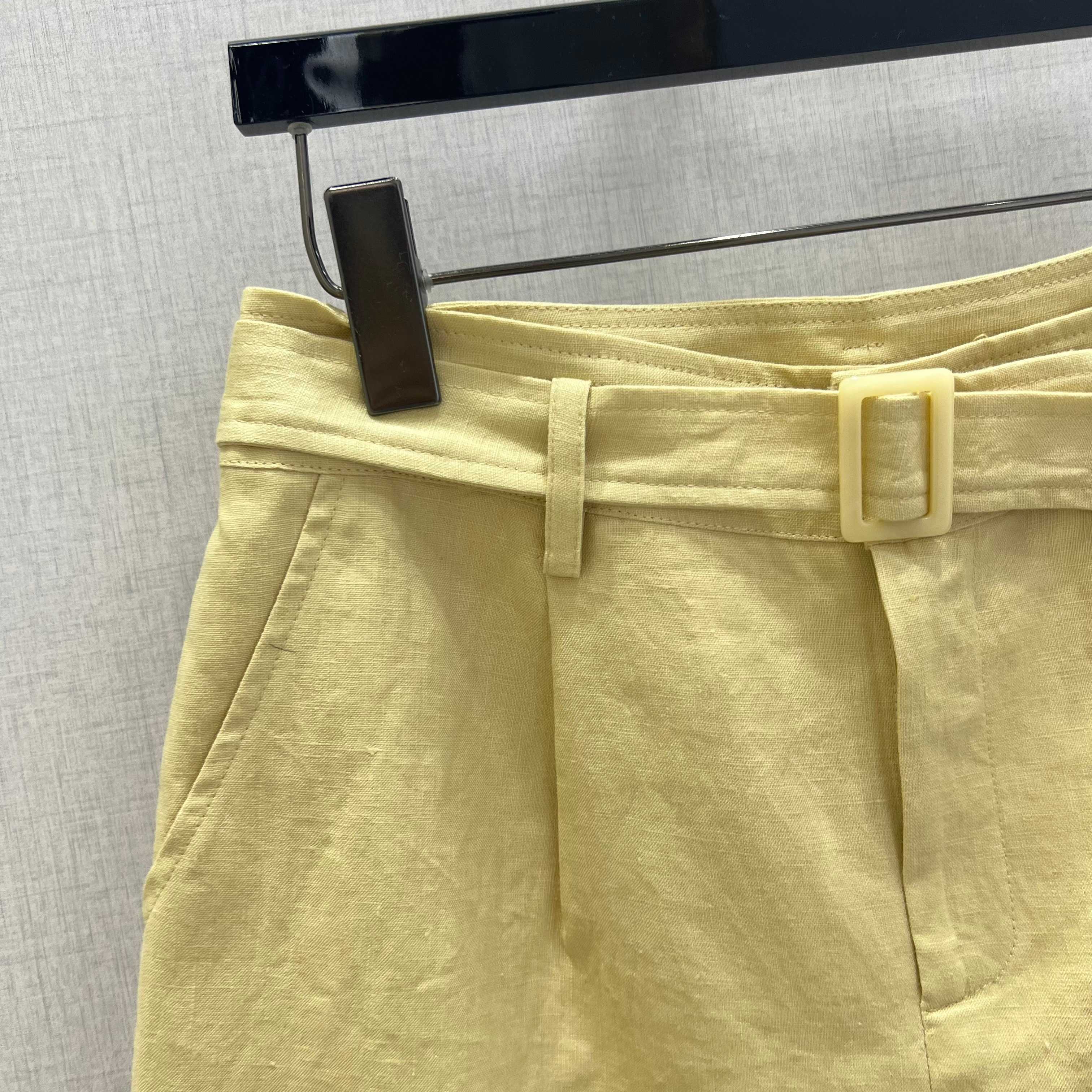强烈推荐 26早春新品 亚麻腰带短裤 同色系宽腰带+方形扣头是点睛之笔 天然亚麻面料带着清晰的自然纹理与