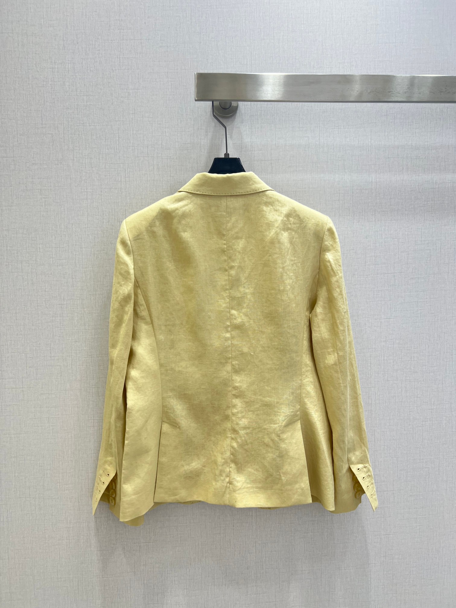 强烈推荐 26早春新品 亚麻西装外套 经典平驳领H型剪裁 长度刚好盖过胯部对身材包容度很高 天然亚麻面料