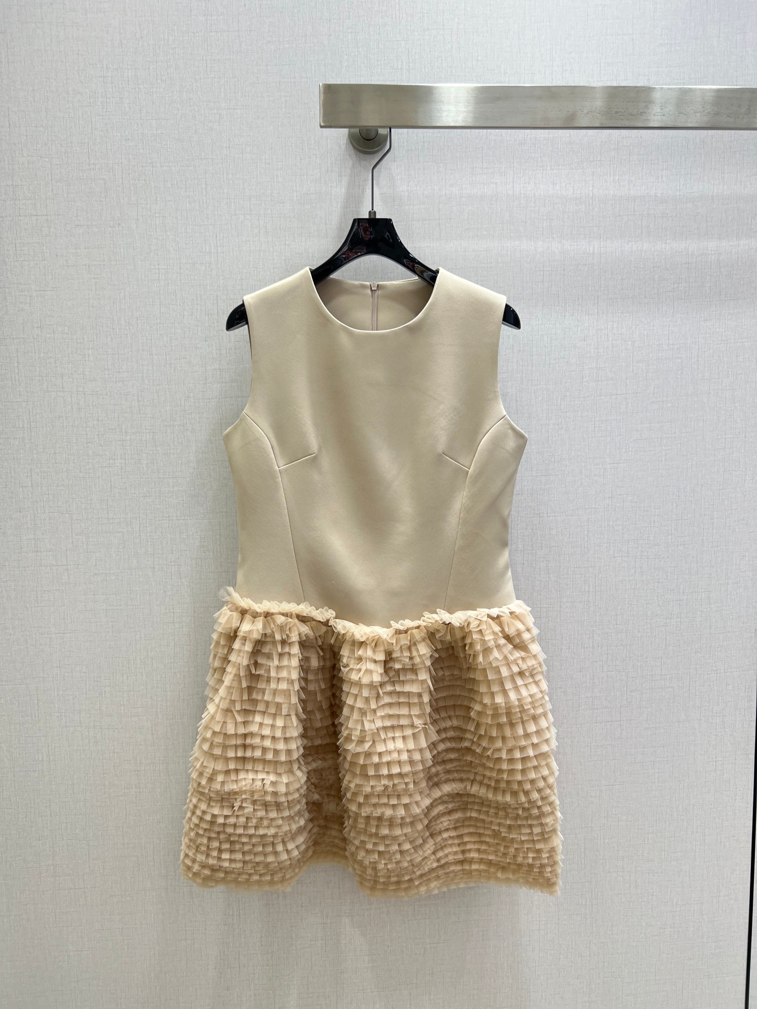 NO:792798,Highly recommended for 26 early spring new products. Hepburn-style fluffy sleeveless dress. Princess-style ballet cake skirt design to easily cover the flesh. Mesh lace below the waistline to create multiple cake layers to increase sweetness. Mini short top to show long legs. Korean girl group fashion sense with energetic style and age reduction. One color SML code. High-quality ABC,,skirts,19860909强烈推荐 26早春新品 赫本风气质蓬蓬无袖连衣裙 公主风芭蕾蛋糕裙摆设计轻松遮肉 腰围以下以网纱花边打造多重蛋糕层次增加甜美感 迷你小短款上身尽显大长腿 风格活力减龄妥妥的韩系女团时髦感一个色 SML码 高品质ABC,,skirts,,Women's clothing