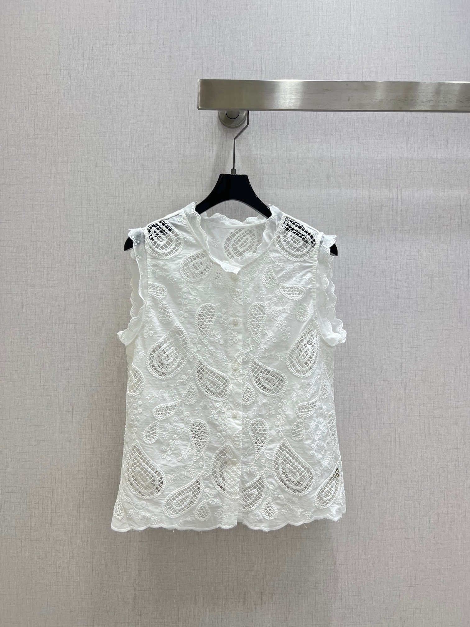 NO:801632,Highly recommended 26 spring and summer new style lace embroidered sleeveless vest top, using hollow embroidery technology, exquisite pattern, full of French elegance, single-breasted design, easy to put on and take off, loose version, super slim, suitable for a variety of body types, cool and breathable sleeve design, super comfortable to wear in summer! It is a must-have and versatile item for summer wardrobe. One color, SML code, high quality ABC,,19860909强烈推荐 26春夏新款 蕾丝刺绣无袖背心上衣 采用镂空刺绣工艺 花纹精致 法式优雅氛围感满满 单排扣设计 穿脱方便 宽松版型超显瘦 适合多种身材 袖设计清凉透气 夏天穿超舒服!是夏季衣橱必备百搭单品.一个色 SML码 高品质ABC,,,Women's clothing