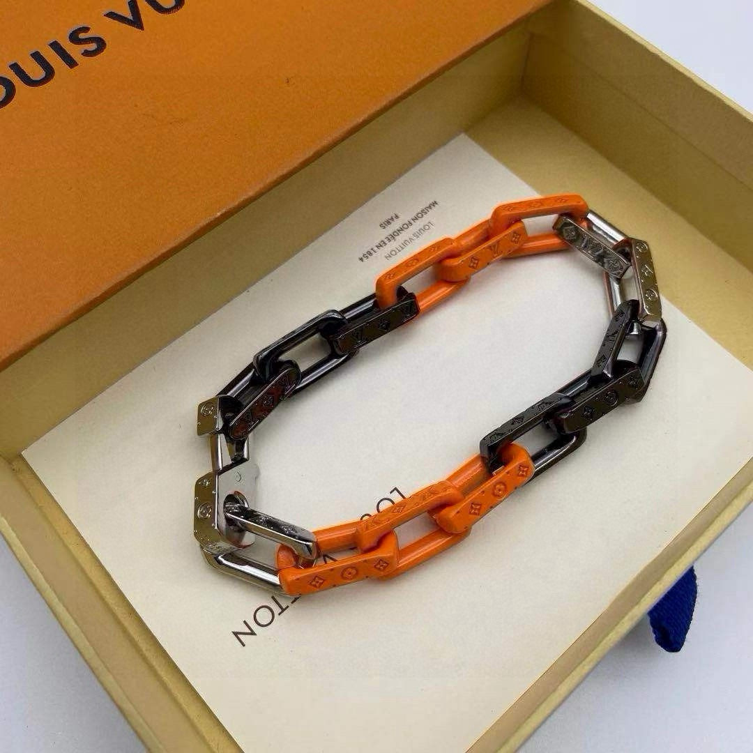 💰130包邮
LV路易威登橙色竹节手链最新搭配色全套包装
VirgilAbloh于2019秋冬系列首次推出的拼凑创意,于此款MonogramChain手链得以延续。混合材质塑造摩登链环,在同款项链中亦有呈现。Monogram铭纹更添精致细节。
Monogram手链以当下潮流思维诠释路易威登的经典珠宝主题。大号银色金属链铭刻别致的Monogram图案,既是本季新品,又传承着品牌经典设计的内涵。
原版5200购入打造!三层打磨成色,出彩还原原版.顶级版本,全套包装佩.戴效果非常不错,橙色黑色和银色,细节到位非常完美.
详细特征
银色金属
镂刻Monogram图案
钩扣开合
链长21.5CM