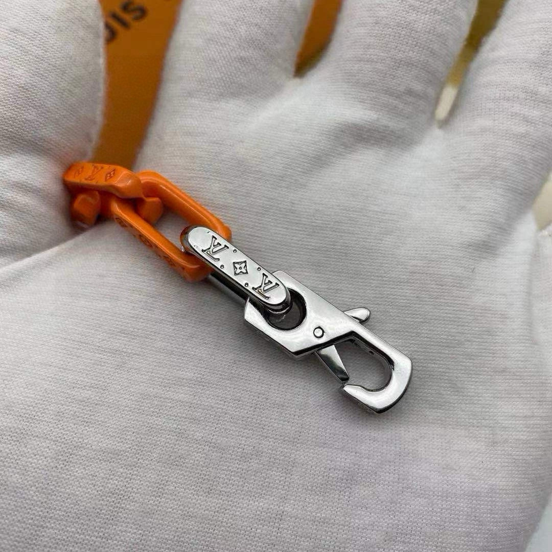 💰130包邮
LV路易威登橙色竹节手链最新搭配色全套包装
VirgilAbloh于2019秋冬系列首次推出的拼凑创意,于此款MonogramChain手链得以延续。混合材质塑造摩登链环,在同款项链中亦有呈现。Monogram铭纹更添精致细节。
Monogram手链以当下潮流思维诠释路易威登的经典珠宝主题。大号银色金属链铭刻别致的Monogram图案,既是本季新品,又传承着品牌经典设计的内涵。
原版5200购入打造!三层打磨成色,出彩还原原版.顶级版本,全套包装佩.戴效果非常不错,橙色黑色和银色,细节到位非常完美.
详细特征
银色金属
镂刻Monogram图案
钩扣开合
链长21.5CM