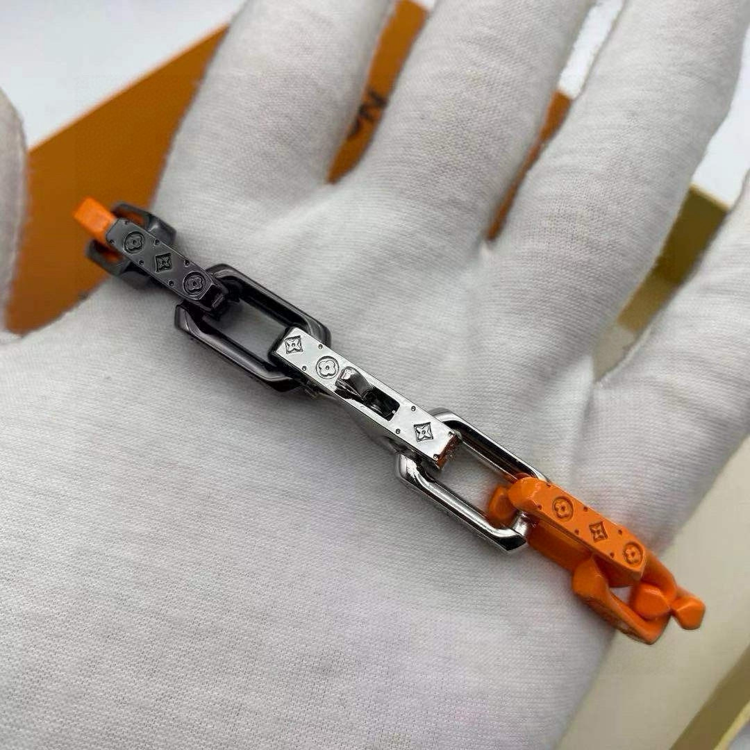 💰130包邮
LV路易威登橙色竹节手链最新搭配色全套包装
VirgilAbloh于2019秋冬系列首次推出的拼凑创意,于此款MonogramChain手链得以延续。混合材质塑造摩登链环,在同款项链中亦有呈现。Monogram铭纹更添精致细节。
Monogram手链以当下潮流思维诠释路易威登的经典珠宝主题。大号银色金属链铭刻别致的Monogram图案,既是本季新品,又传承着品牌经典设计的内涵。
原版5200购入打造!三层打磨成色,出彩还原原版.顶级版本,全套包装佩.戴效果非常不错,橙色黑色和银色,细节到位非常完美.
详细特征
银色金属
镂刻Monogram图案
钩扣开合
链长21.5CM