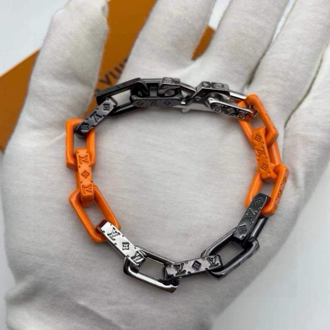💰130包邮
LV路易威登橙色竹节手链最新搭配色全套包装
VirgilAbloh于2019秋冬系列首次推出的拼凑创意,于此款MonogramChain手链得以延续。混合材质塑造摩登链环,在同款项链中亦有呈现。Monogram铭纹更添精致细节。
Monogram手链以当下潮流思维诠释路易威登的经典珠宝主题。大号银色金属链铭刻别致的Monogram图案,既是本季新品,又传承着品牌经典设计的内涵。
原版5200购入打造!三层打磨成色,出彩还原原版.顶级版本,全套包装佩.戴效果非常不错,橙色黑色和银色,细节到位非常完美.
详细特征
银色金属
镂刻Monogram图案
钩扣开合
链长21.5CM