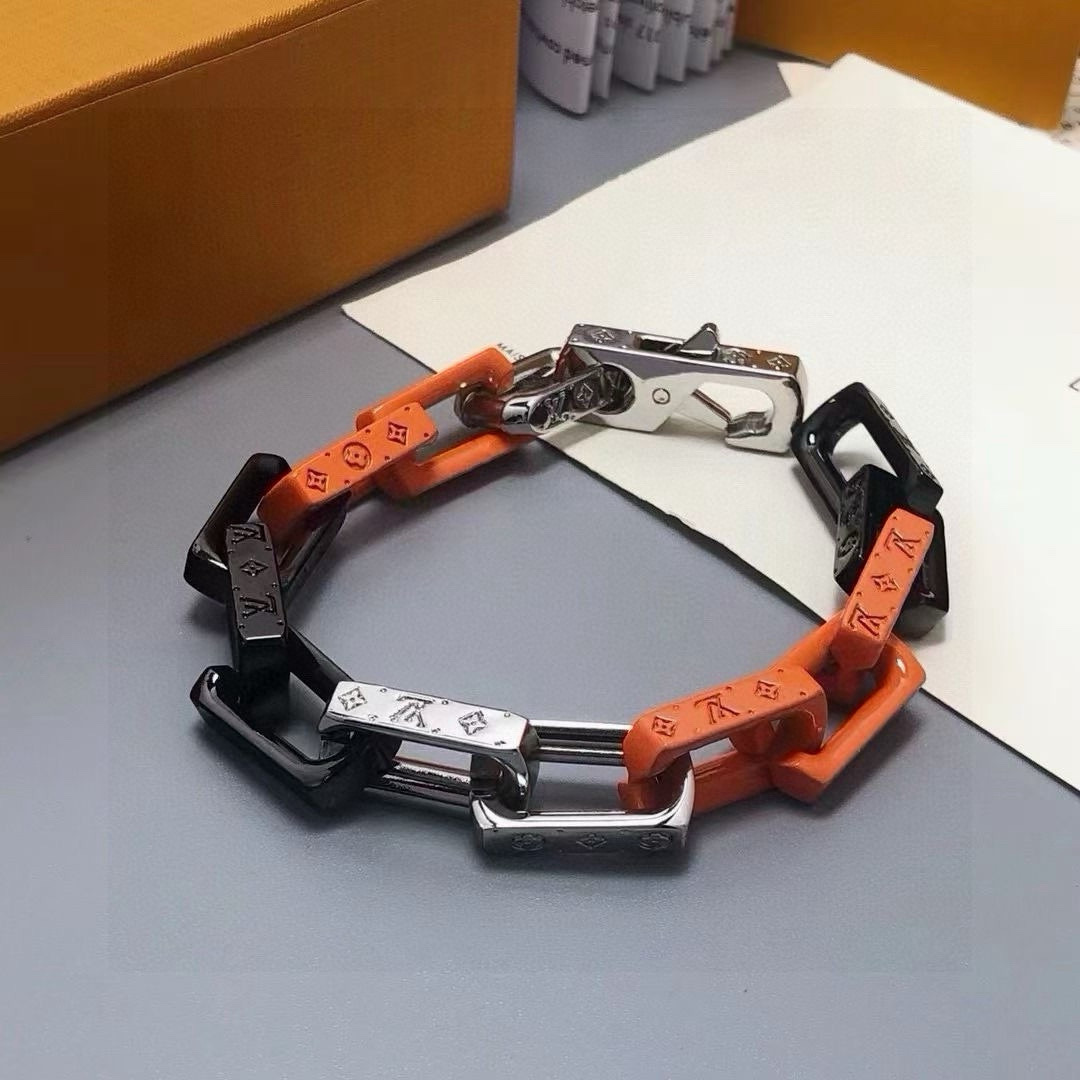 💰130包邮
LV路易威登橙色竹节手链最新搭配色全套包装
VirgilAbloh于2019秋冬系列首次推出的拼凑创意,于此款MonogramChain手链得以延续。混合材质塑造摩登链环,在同款项链中亦有呈现。Monogram铭纹更添精致细节。
Monogram手链以当下潮流思维诠释路易威登的经典珠宝主题。大号银色金属链铭刻别致的Monogram图案,既是本季新品,又传承着品牌经典设计的内涵。
原版5200购入打造!三层打磨成色,出彩还原原版.顶级版本,全套包装佩.戴效果非常不错,橙色黑色和银色,细节到位非常完美.
详细特征
银色金属
镂刻Monogram图案
钩扣开合
链长21.5CM