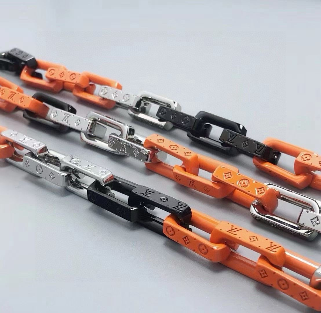 💰180包邮
LV路易威登橙色竹节项链最新搭配色全套包装
本款 Monogram Chain 项链延续 Virgil Abloh 的拼接设计之美。镂刻 Monogram 图案的链环取材有机玻璃和或闪耀或素雅的金属件,彰显品牌对精湛细节的不懈追求。
VirgilAbloh于2019秋冬系列首次推出的拼凑创意,于此款MonogramChain项链得以延续。混合材质塑造摩登链环,在同款手链中亦有呈现。Monogram铭纹更添精致细节。
Monogram项链以当下潮流思维诠释路易威登的经典珠宝主题。大号银色金属链铭刻别致的Monogram图案,既是本季新品,又传承着品牌经典设计的内涵。
原版8500购入打造!三层打磨成色,出彩还原原版.顶级版本,全套包装佩.戴效果非常不错,橙色黑色和银色,细节到位非常完美.
详细特征
银色金属
镂刻Monogram图案
钩扣开合
链长55CM