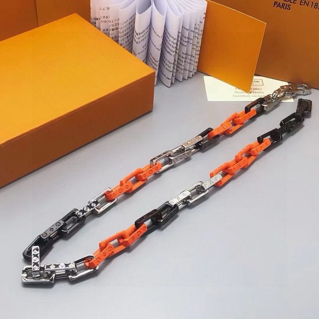 💰180包邮
LV路易威登橙色竹节项链最新搭配色全套包装
本款 Monogram Chain 项链延续 Virgil Abloh 的拼接设计之美。镂刻 Monogram 图案的链环取材有机玻璃和或闪耀或素雅的金属件,彰显品牌对精湛细节的不懈追求。
VirgilAbloh于2019秋冬系列首次推出的拼凑创意,于此款MonogramChain项链得以延续。混合材质塑造摩登链环,在同款手链中亦有呈现。Monogram铭纹更添精致细节。
Monogram项链以当下潮流思维诠释路易威登的经典珠宝主题。大号银色金属链铭刻别致的Monogram图案,既是本季新品,又传承着品牌经典设计的内涵。
原版8500购入打造!三层打磨成色,出彩还原原版.顶级版本,全套包装佩.戴效果非常不错,橙色黑色和银色,细节到位非常完美.
详细特征
银色金属
镂刻Monogram图案
钩扣开合
链长55CM