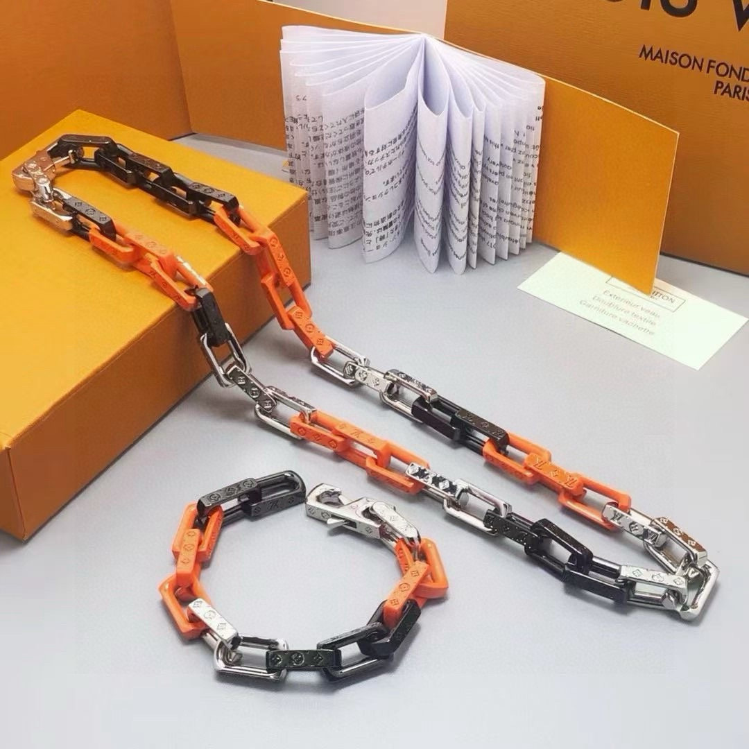 💰180包邮
LV路易威登橙色竹节项链最新搭配色全套包装
本款 Monogram Chain 项链延续 Virgil Abloh 的拼接设计之美。镂刻 Monogram 图案的链环取材有机玻璃和或闪耀或素雅的金属件,彰显品牌对精湛细节的不懈追求。
VirgilAbloh于2019秋冬系列首次推出的拼凑创意,于此款MonogramChain项链得以延续。混合材质塑造摩登链环,在同款手链中亦有呈现。Monogram铭纹更添精致细节。
Monogram项链以当下潮流思维诠释路易威登的经典珠宝主题。大号银色金属链铭刻别致的Monogram图案,既是本季新品,又传承着品牌经典设计的内涵。
原版8500购入打造!三层打磨成色,出彩还原原版.顶级版本,全套包装佩.戴效果非常不错,橙色黑色和银色,细节到位非常完美.
详细特征
银色金属
镂刻Monogram图案
钩扣开合
链长55CM