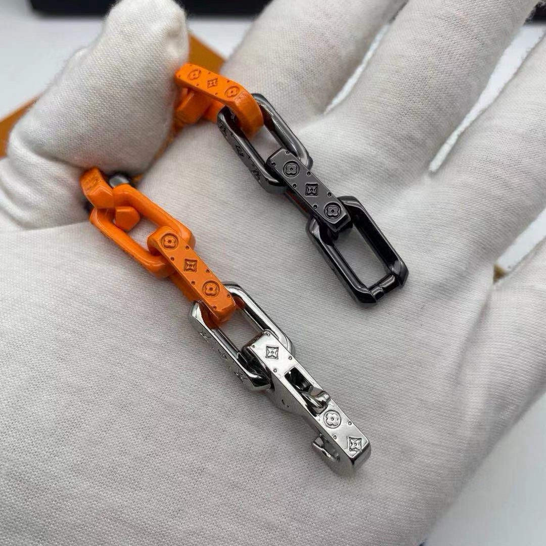 💰180包邮
LV路易威登橙色竹节项链最新搭配色全套包装
本款 Monogram Chain 项链延续 Virgil Abloh 的拼接设计之美。镂刻 Monogram 图案的链环取材有机玻璃和或闪耀或素雅的金属件,彰显品牌对精湛细节的不懈追求。
VirgilAbloh于2019秋冬系列首次推出的拼凑创意,于此款MonogramChain项链得以延续。混合材质塑造摩登链环,在同款手链中亦有呈现。Monogram铭纹更添精致细节。
Monogram项链以当下潮流思维诠释路易威登的经典珠宝主题。大号银色金属链铭刻别致的Monogram图案,既是本季新品,又传承着品牌经典设计的内涵。
原版8500购入打造!三层打磨成色,出彩还原原版.顶级版本,全套包装佩.戴效果非常不错,橙色黑色和银色,细节到位非常完美.
详细特征
银色金属
镂刻Monogram图案
钩扣开合
链长55CM
