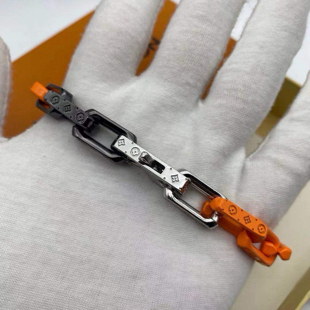 💰180包邮
LV路易威登橙色竹节项链最新搭配色全套包装
本款 Monogram Chain 项链延续 Virgil Abloh 的拼接设计之美。镂刻 Monogram 图案的链环取材有机玻璃和或闪耀或素雅的金属件,彰显品牌对精湛细节的不懈追求。
VirgilAbloh于2019秋冬系列首次推出的拼凑创意,于此款MonogramChain项链得以延续。混合材质塑造摩登链环,在同款手链中亦有呈现。Monogram铭纹更添精致细节。
Monogram项链以当下潮流思维诠释路易威登的经典珠宝主题。大号银色金属链铭刻别致的Monogram图案,既是本季新品,又传承着品牌经典设计的内涵。
原版8500购入打造!三层打磨成色,出彩还原原版.顶级版本,全套包装佩.戴效果非常不错,橙色黑色和银色,细节到位非常完美.
详细特征
银色金属
镂刻Monogram图案
钩扣开合
链长55CM