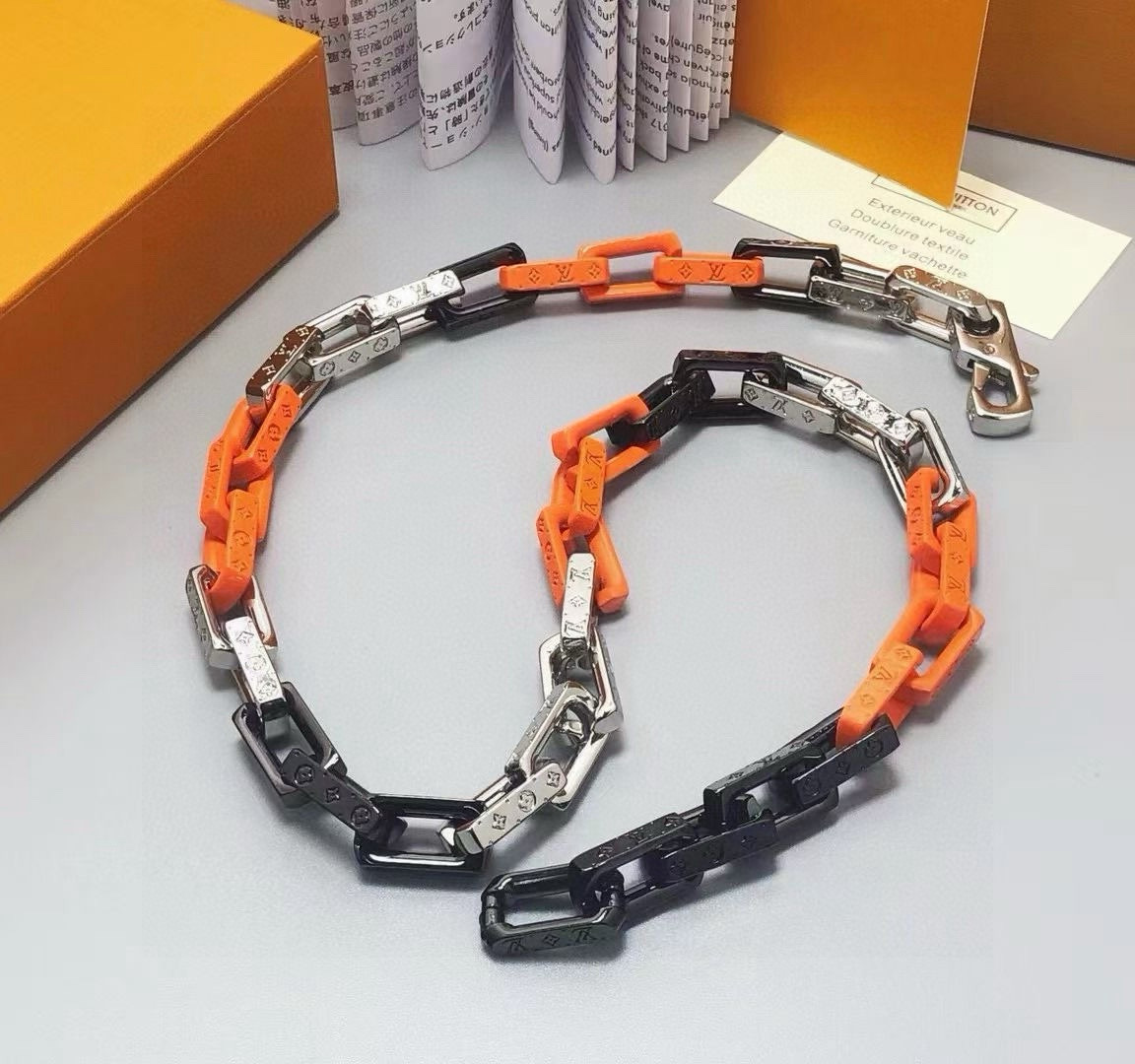 💰180包邮
LV路易威登橙色竹节项链最新搭配色全套包装
本款 Monogram Chain 项链延续 Virgil Abloh 的拼接设计之美。镂刻 Monogram 图案的链环取材有机玻璃和或闪耀或素雅的金属件,彰显品牌对精湛细节的不懈追求。
VirgilAbloh于2019秋冬系列首次推出的拼凑创意,于此款MonogramChain项链得以延续。混合材质塑造摩登链环,在同款手链中亦有呈现。Monogram铭纹更添精致细节。
Monogram项链以当下潮流思维诠释路易威登的经典珠宝主题。大号银色金属链铭刻别致的Monogram图案,既是本季新品,又传承着品牌经典设计的内涵。
原版8500购入打造!三层打磨成色,出彩还原原版.顶级版本,全套包装佩.戴效果非常不错,橙色黑色和银色,细节到位非常完美.
详细特征
银色金属
镂刻Monogram图案
钩扣开合
链长55CM