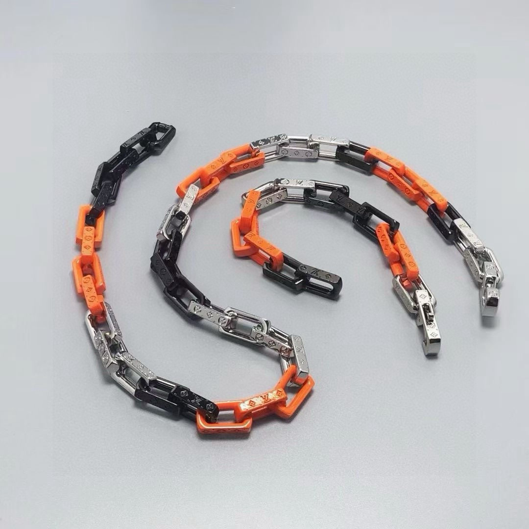 💰180包邮
LV路易威登橙色竹节项链最新搭配色全套包装
本款 Monogram Chain 项链延续 Virgil Abloh 的拼接设计之美。镂刻 Monogram 图案的链环取材有机玻璃和或闪耀或素雅的金属件,彰显品牌对精湛细节的不懈追求。
VirgilAbloh于2019秋冬系列首次推出的拼凑创意,于此款MonogramChain项链得以延续。混合材质塑造摩登链环,在同款手链中亦有呈现。Monogram铭纹更添精致细节。
Monogram项链以当下潮流思维诠释路易威登的经典珠宝主题。大号银色金属链铭刻别致的Monogram图案,既是本季新品,又传承着品牌经典设计的内涵。
原版8500购入打造!三层打磨成色,出彩还原原版.顶级版本,全套包装佩.戴效果非常不错,橙色黑色和银色,细节到位非常完美.
详细特征
银色金属
镂刻Monogram图案
钩扣开合
链长55CM