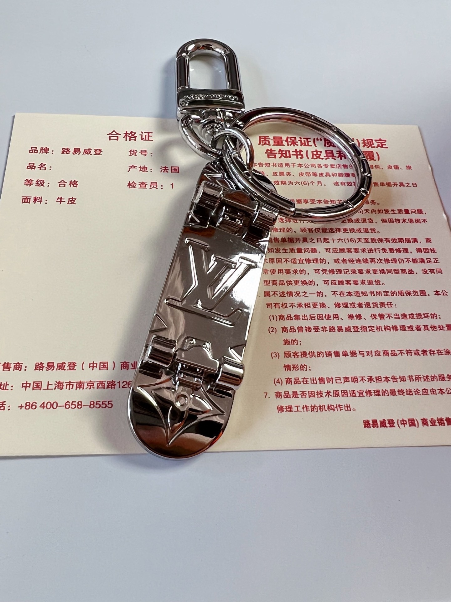 💰80 LV路易威登滑板钥匙扣 专柜同步在售4800！原版开模 全套包装
专柜抢不到，我这有代购版本！精工打造，内侧刻字立体清晰正品一致。
Monogram Skate 包饰与钥匙扣展现位于巴黎临时居所的路易威登赠礼滑板的缩影。经典 Monogram 图案点缀木质板身，LV 标识镂刻钩扣和钥匙环。
详细特征

金属件
全幅 Monogram 图案
镂刻 LV 字母
可作钥匙扣或包饰