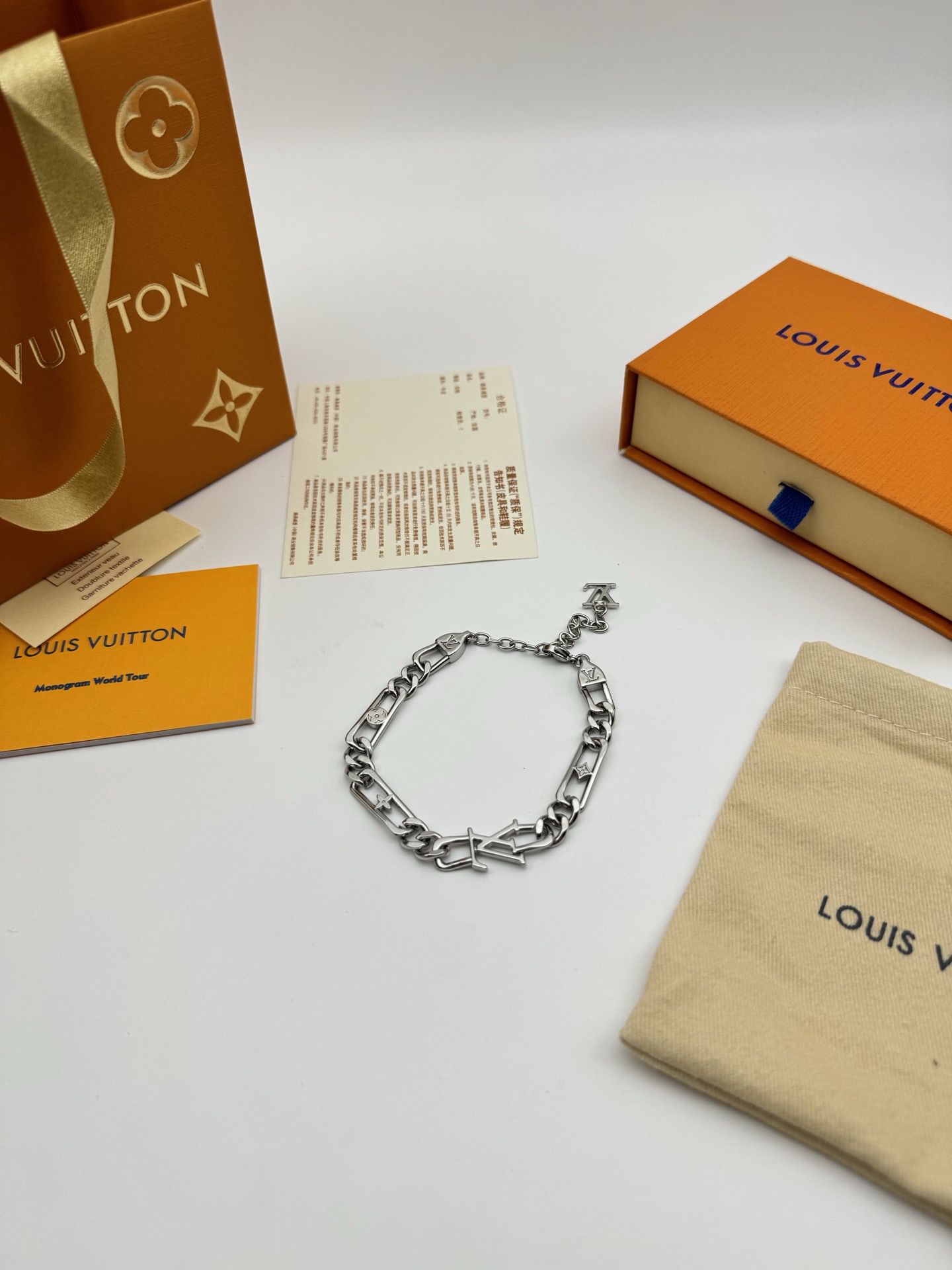 💰85 LV路易威登环环相扣手链 配全套包装
LV Figaro 手链为环环相扣的粗犷链环穿插品牌标识，将 LV 字母悬挂于调节链末端，演绎摩登与经典交织的美学韵律，可与同款项链共筑潮流造型。

金属
链环融入 LV 标识
LV 字母装饰
弹簧钩扣
意大利制造
尺寸可调节

