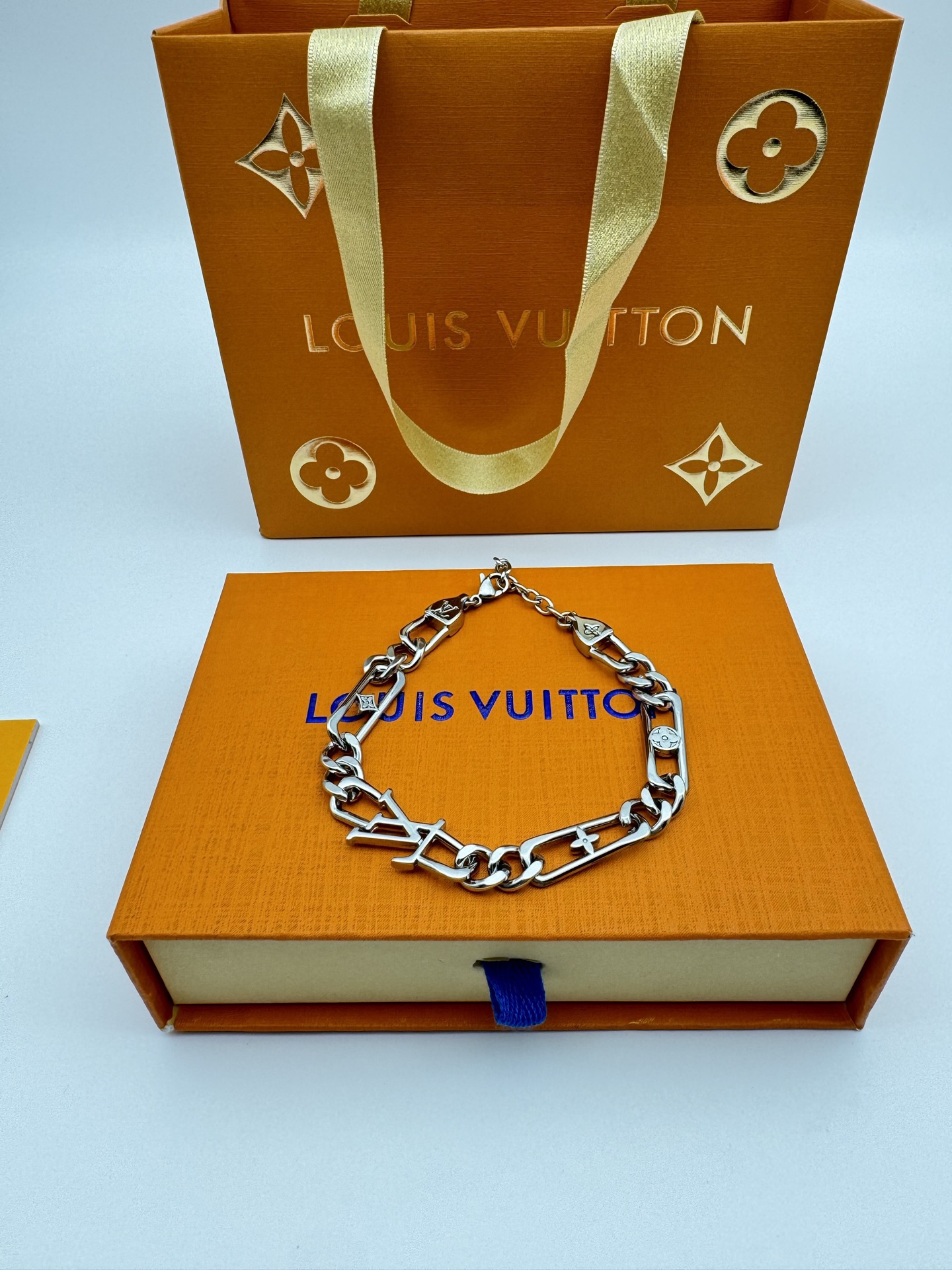 💰85 LV路易威登环环相扣手链 配全套包装
LV Figaro 手链为环环相扣的粗犷链环穿插品牌标识，将 LV 字母悬挂于调节链末端，演绎摩登与经典交织的美学韵律，可与同款项链共筑潮流造型。

金属
链环融入 LV 标识
LV 字母装饰
弹簧钩扣
意大利制造
尺寸可调节

