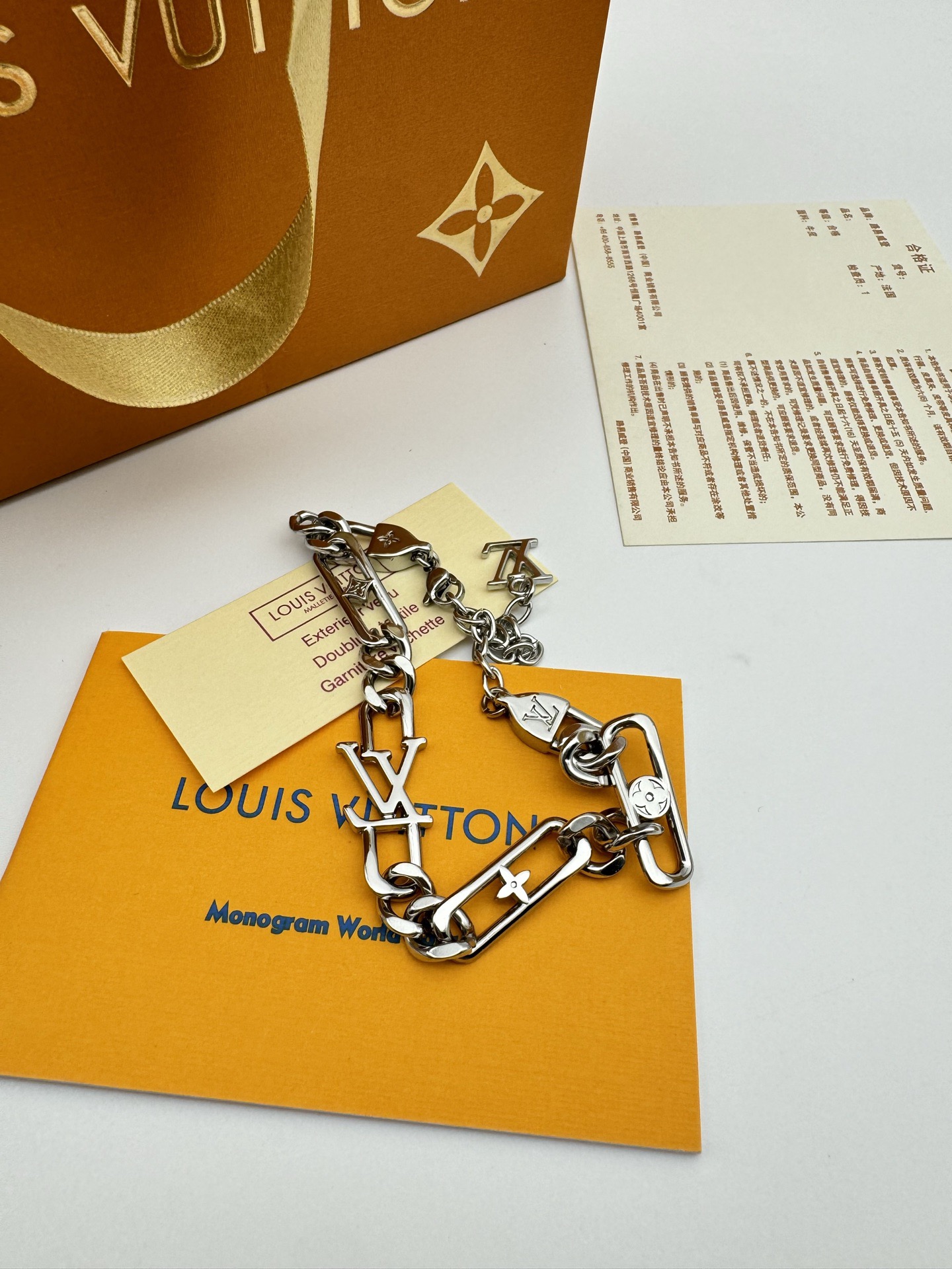 💰85 LV路易威登环环相扣手链 配全套包装
LV Figaro 手链为环环相扣的粗犷链环穿插品牌标识，将 LV 字母悬挂于调节链末端，演绎摩登与经典交织的美学韵律，可与同款项链共筑潮流造型。

金属
链环融入 LV 标识
LV 字母装饰
弹簧钩扣
意大利制造
尺寸可调节
