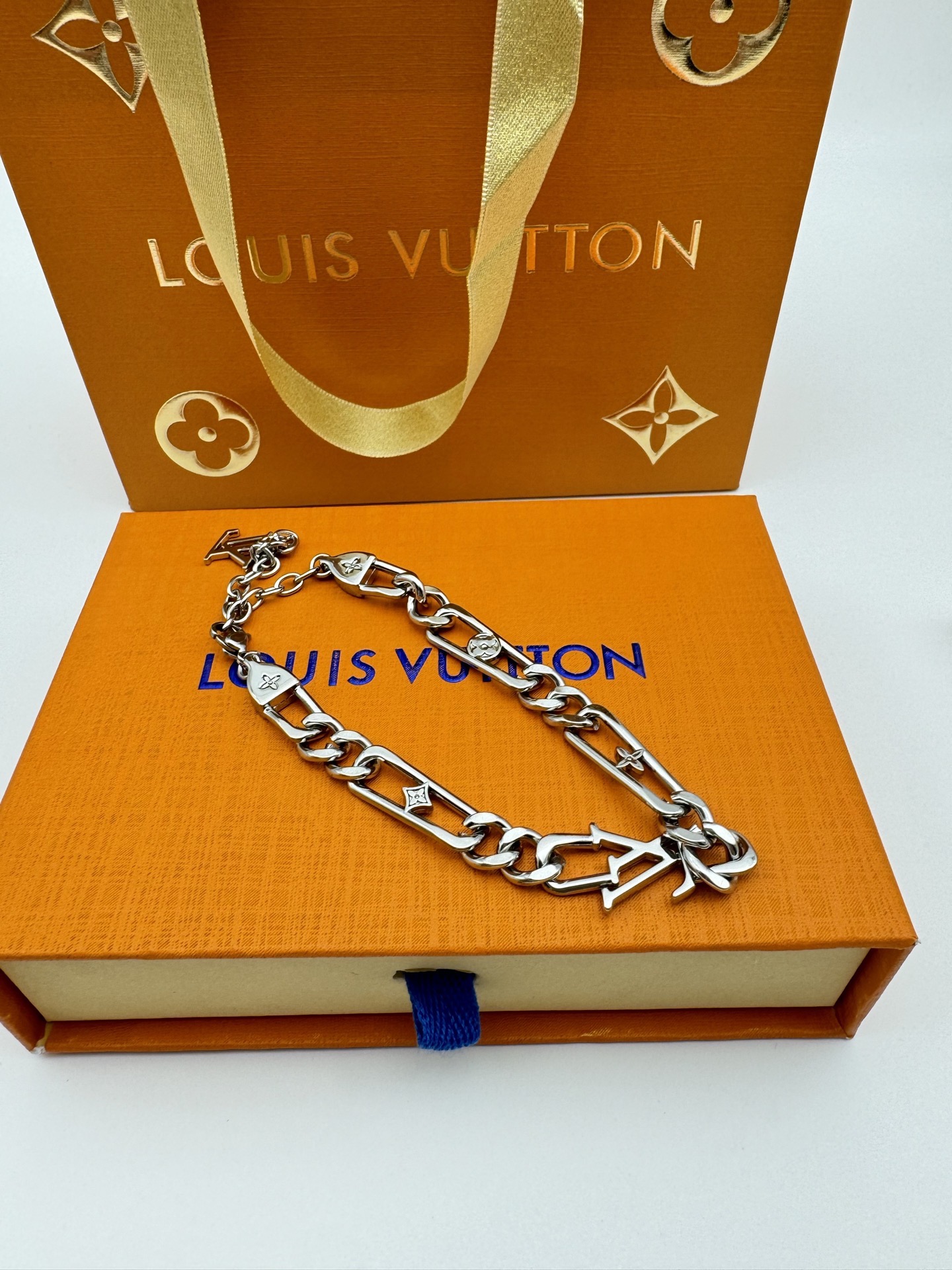 💰85 LV路易威登环环相扣手链 配全套包装
LV Figaro 手链为环环相扣的粗犷链环穿插品牌标识，将 LV 字母悬挂于调节链末端，演绎摩登与经典交织的美学韵律，可与同款项链共筑潮流造型。

金属
链环融入 LV 标识
LV 字母装饰
弹簧钩扣
意大利制造
尺寸可调节
