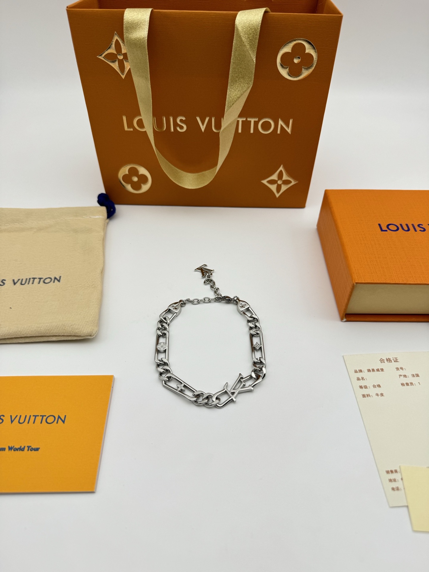 💰85 LV路易威登环环相扣手链 配全套包装
LV Figaro 手链为环环相扣的粗犷链环穿插品牌标识，将 LV 字母悬挂于调节链末端，演绎摩登与经典交织的美学韵律，可与同款项链共筑潮流造型。

金属
链环融入 LV 标识
LV 字母装饰
弹簧钩扣
意大利制造
尺寸可调节

