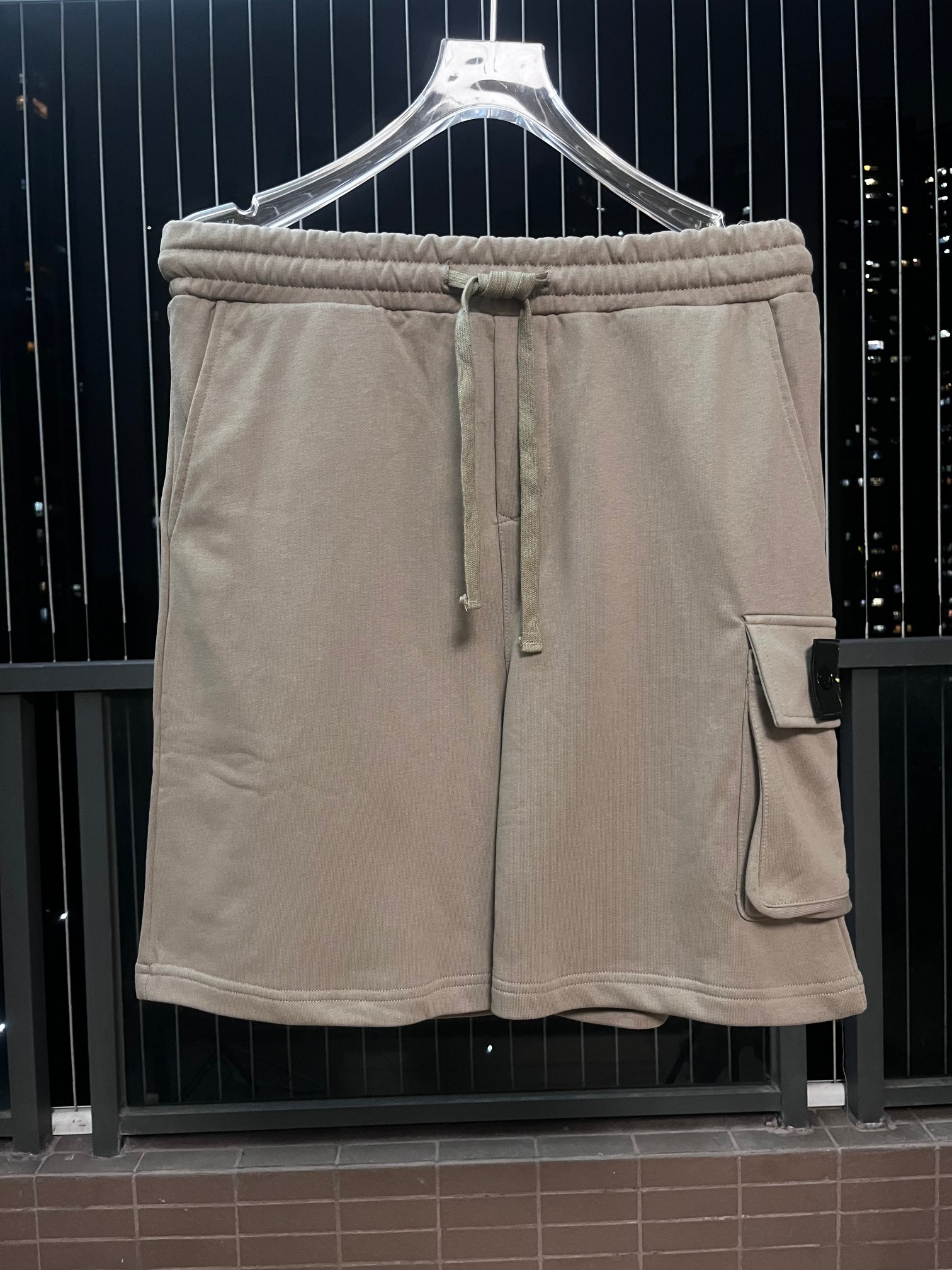 High-End Stone Island Gold Balm Shorts with Custom Embroidery and Thick Cotton. - 图片 4