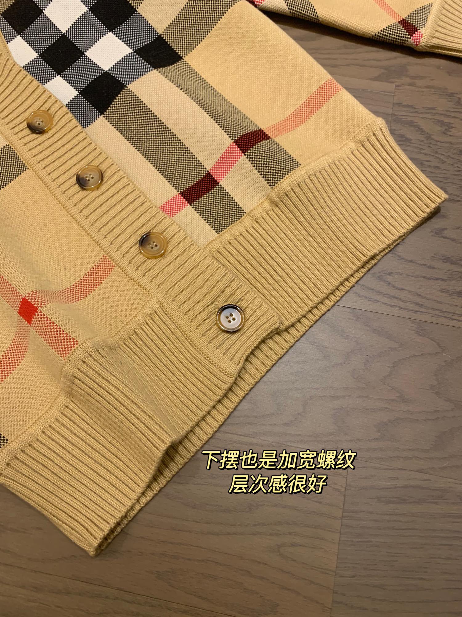 排扣开衫版型的,上身舒适搭配不挑人,T恤、衬衫都可以,裙子裤子都不挑,实穿性巨好 7