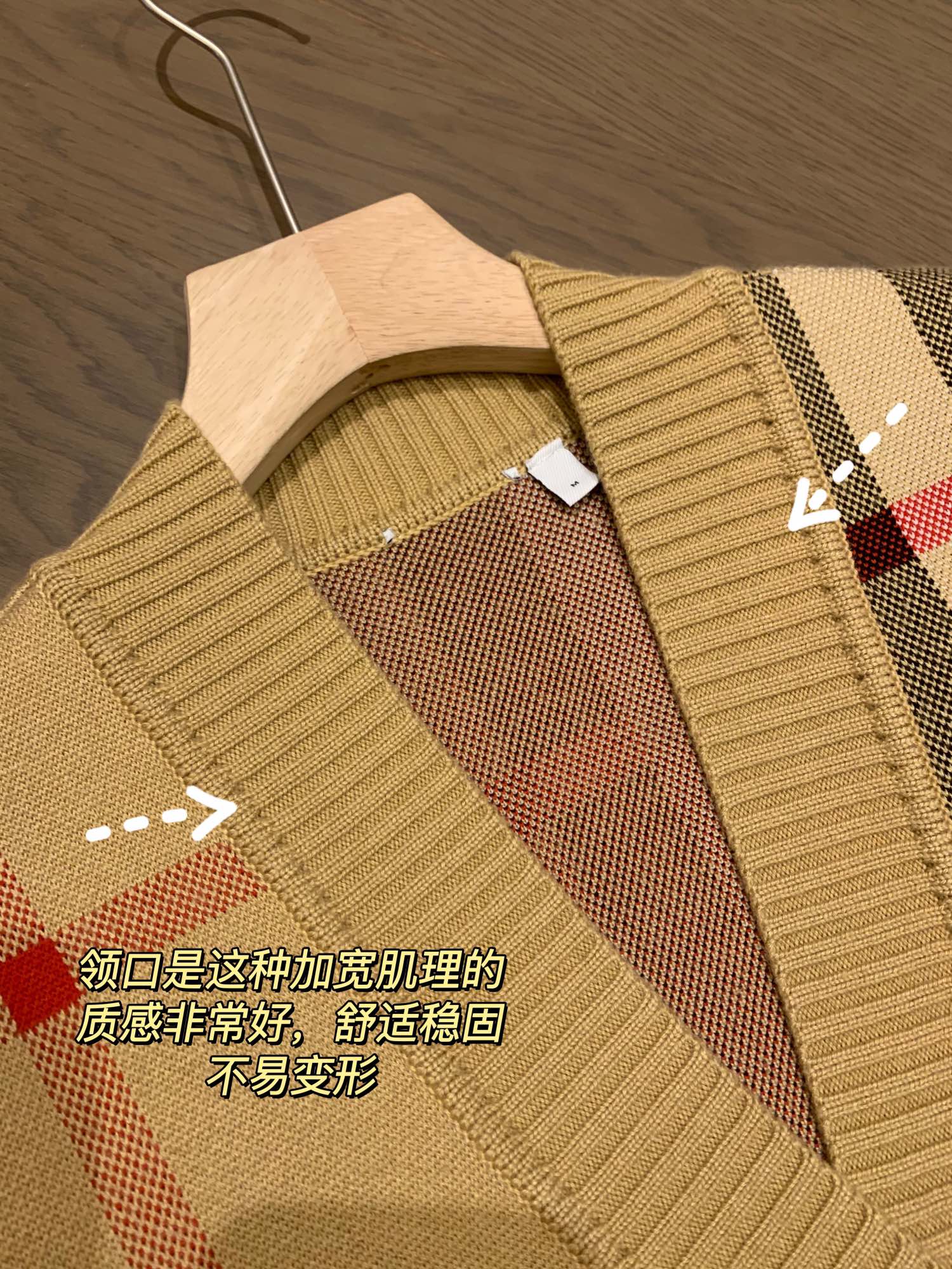 排扣开衫版型的,上身舒适搭配不挑人,T恤、衬衫都可以,裙子裤子都不挑,实穿性巨好 2