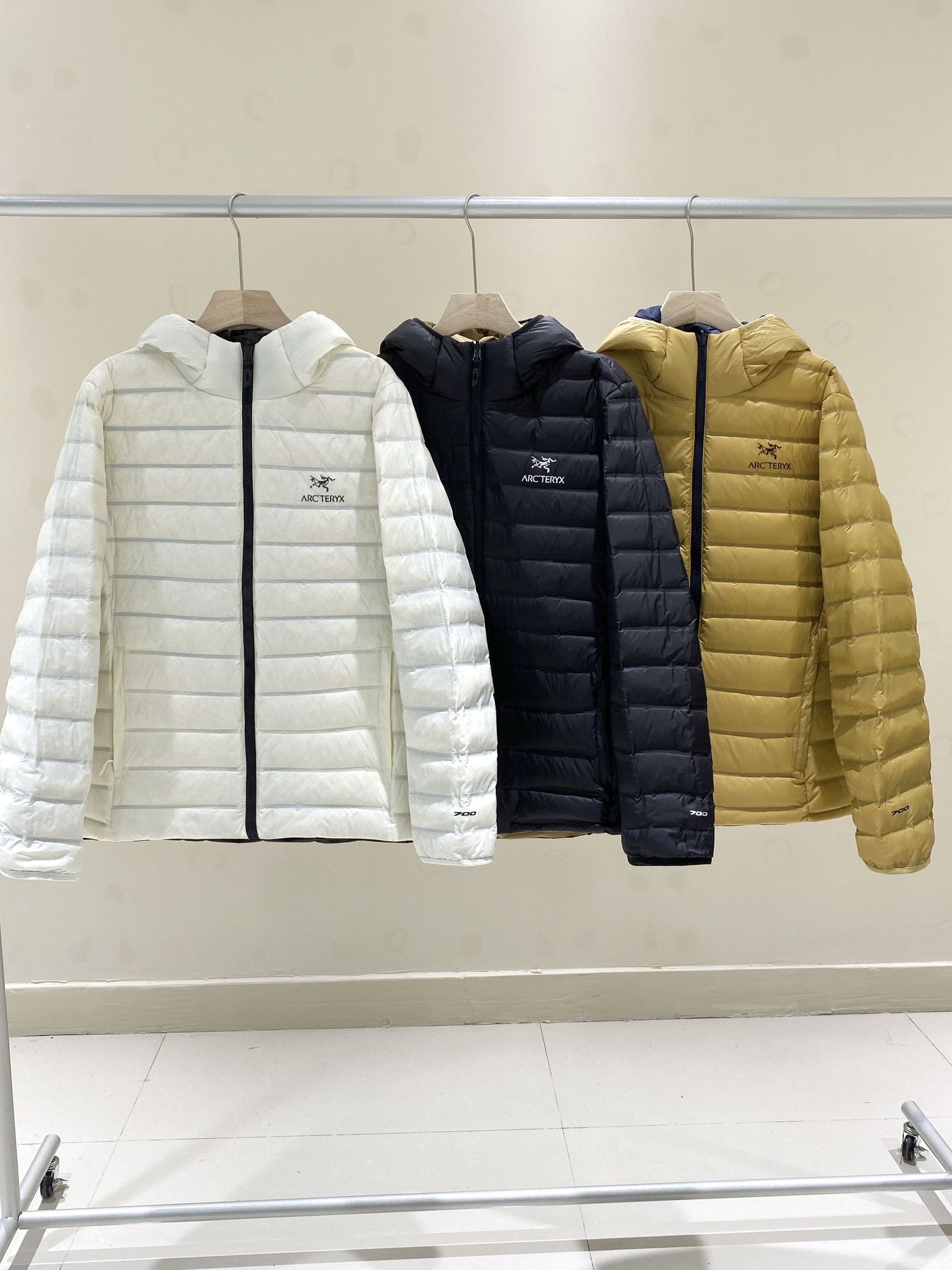 款号754 💰265双面穿羽绒！始祖鸟双面穿情侣轻薄款羽绒服新国标90绒、700蓬轻量双面穿白鸭绒羽绒服、两面均可外穿、采用全立体无缝压胶工艺 真正做到不出绒、虽轻薄但保暖、仅仅是款式用料自然是没得说啦，各位收到货仔细感受下这批东西的品质你就会明白这样的双面穿羽绒服带上一件或许是这个秋冬天都值得开心的事情啦！上身不仅保暖还很舒适！上身没有任何的不适略微挺括的版型上身的效果真心是非常的好！ 尺码；S-4XL 颜色；（黑色+焦糖)、(米白+黑) 、(鹅黄+藏青)