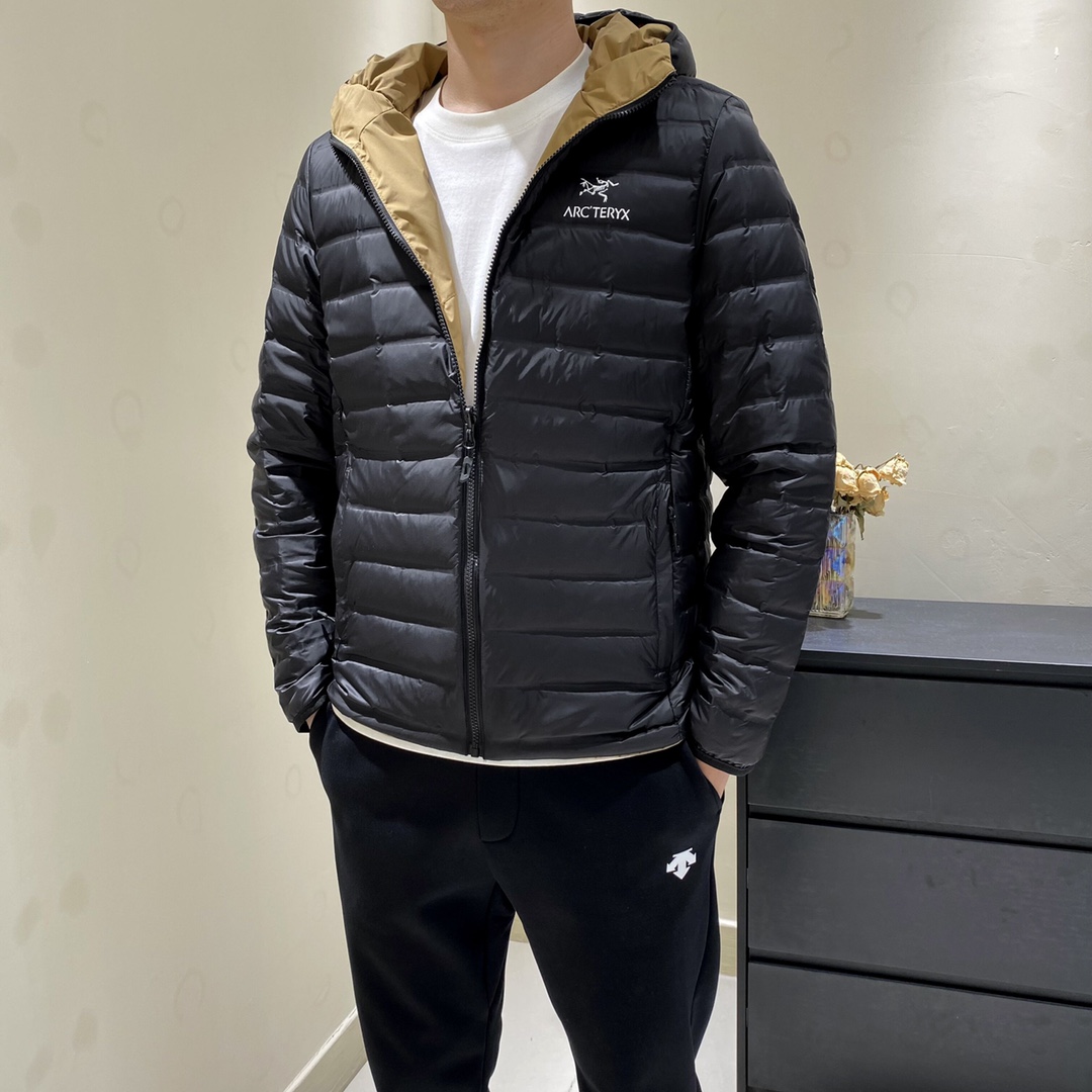 款号754 💰265双面穿羽绒！！始祖鸟双面穿情侣轻薄款羽绒服新国标90绒、700蓬轻量双面穿白鸭绒羽绒服、两面均可外穿、采用全立体无缝压胶工艺 真正做到不出绒、虽轻薄但保暖、仅仅是款式用料自然是没得说啦，各位收到货仔细感受下这批东西的品质你就会明白这样的双面穿羽绒服带上一件或许是这个秋冬天都值得开心的事情啦！上身不仅保暖还很舒适！上身没有任何的不适略微挺括的版型上身的效果真心是非常的好！ 尺码；S-4XL 颜色；（黑色+焦糖)、(米白+黑) 、(鹅黄+藏青)