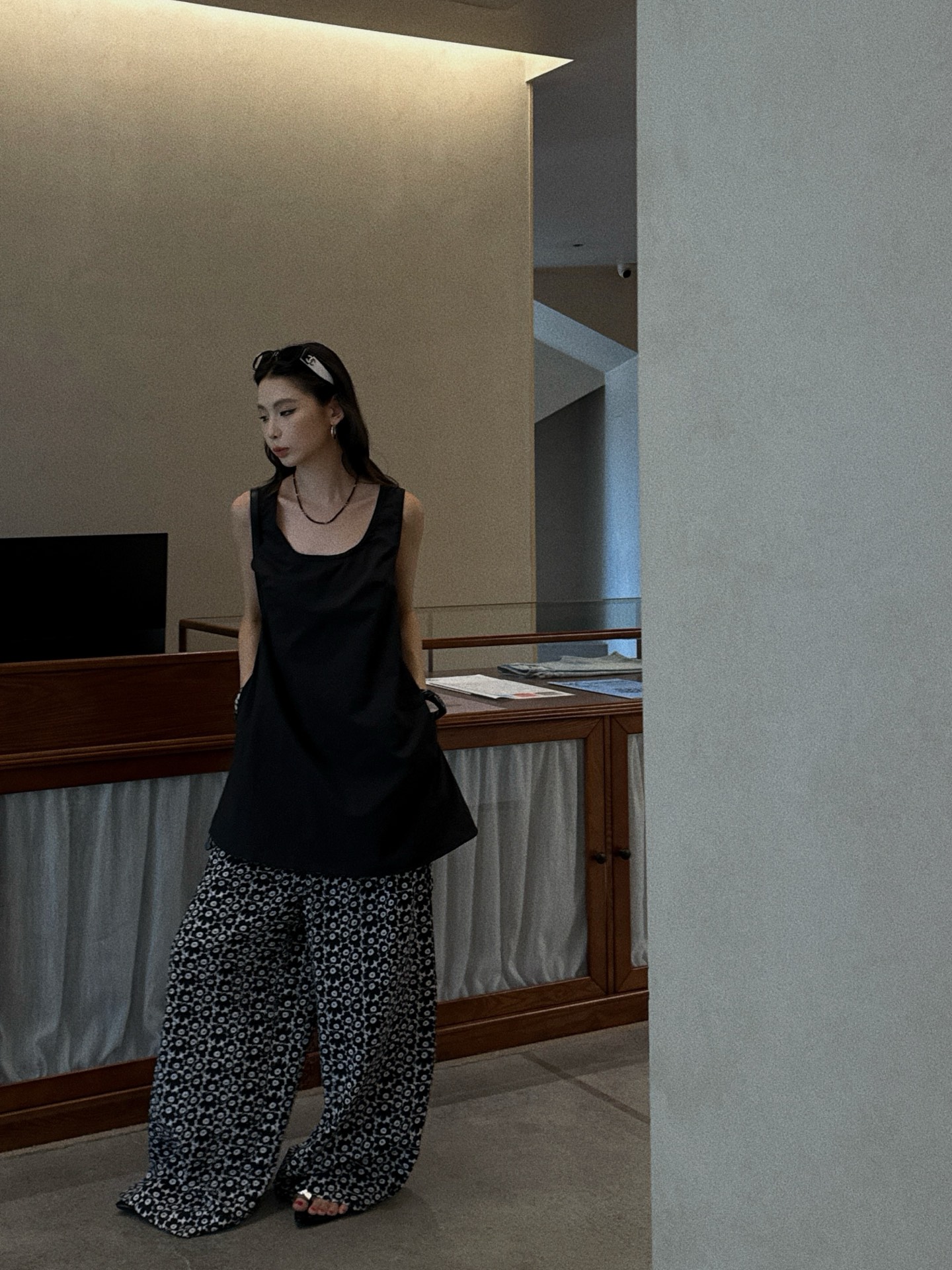 Stylish Loose Long Vest with Soft Fabric and Cosmopolitan Embroidery - 图片 2