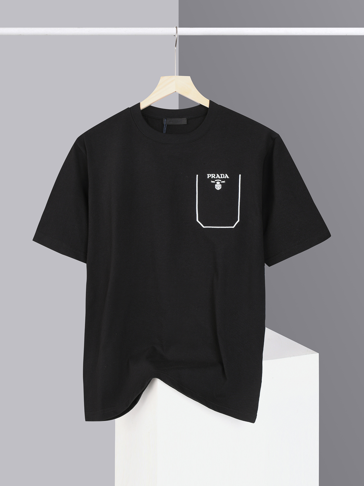 Wo kann man das Beste finden
 Prada Kleidung T-Shirt Schwarz Weiß Stickerei Unisex Baumwolle Frühling/Sommer Kollektion Fashion Kurzarm