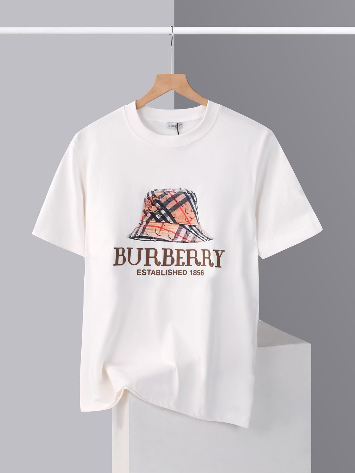 Burberry Printed Crewneck T-Shirt with Hat Graphic - Stylish Tee for Men 1 a1749486593296 1310