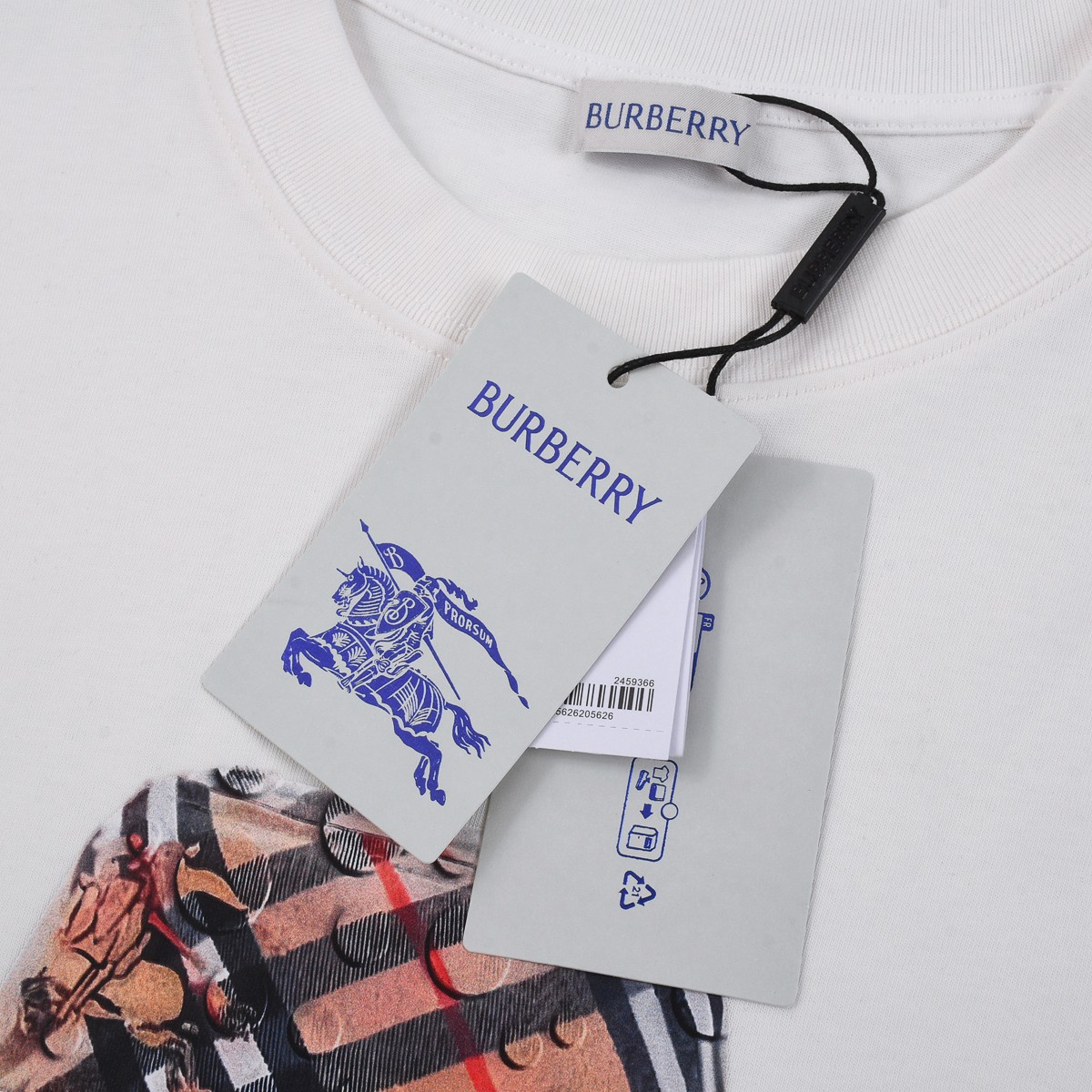 Burberry Printed Crewneck T-Shirt with Hat Graphic - Stylish Tee for Men 2 a1749486594587 7753