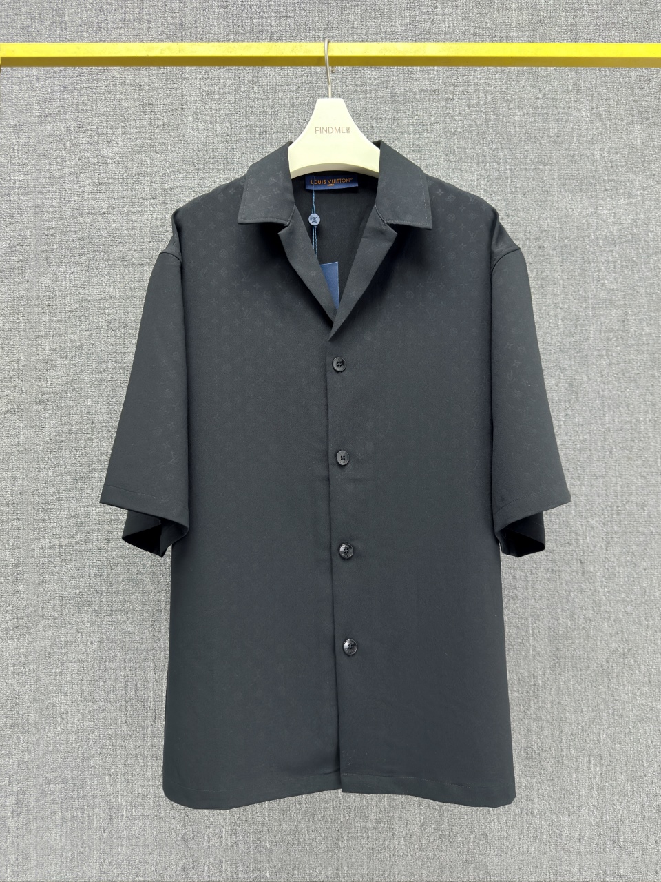 NO:142132,L*UIS VUITTON 25SS spring and summer new product, silk cotton blended short-sleeved shirt, made of gorgeous mulberry silk cotton blend, blended with simple collar for casual silhouette, and then use a full Mini Monogram embossing to indicate the brand identity. It can be matched with the same shorts to create a summer style that is suitable for day and night. Black S M L XL four-digit in stock is on sale. Real photos, shorts, shirts, T-shirts, alexander wang19860909L*UIS VUITTON 25SS春夏新品 丝棉混纺短袖衬衫 取材华美桑蚕丝棉混纺, 为休闲廓形融入简洁开领 再以全幅 Mini Monogram 压纹点明品牌身份. 可搭配同款短裤 打造昼夜皆宜的夏日造型 黑色S M L XL四码现货发售中 实拍细节图,,shorts,shirts,T-shirt,alexander wang,Men's clothing