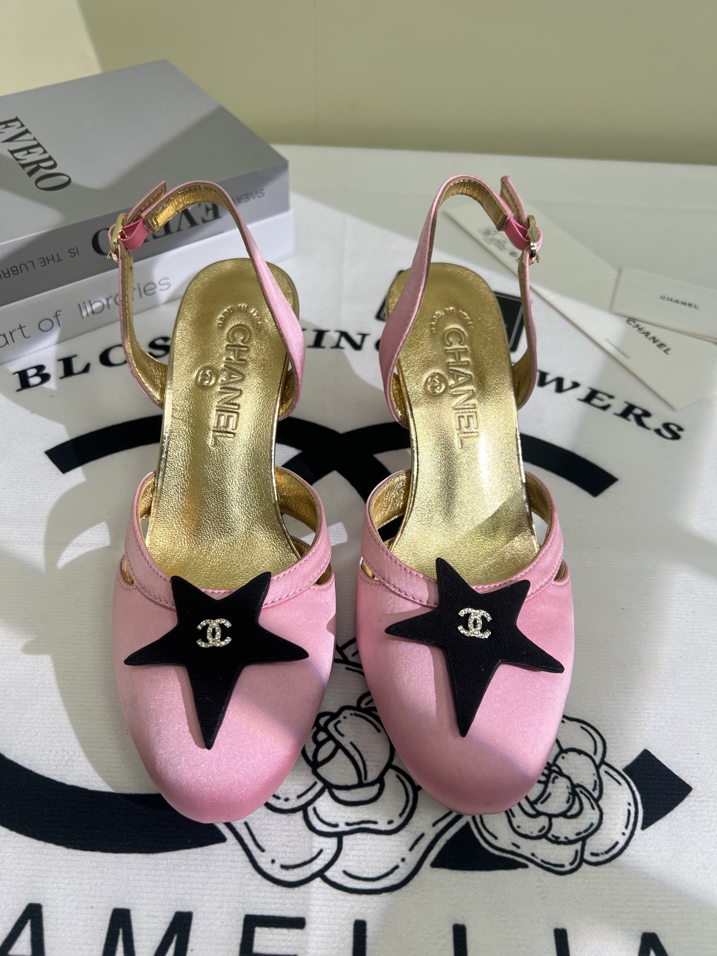 NO:250274,2025★★★★★★ Many celebrities are popular, a versatile series that domestic and foreign bloggers are popular. A must-have for spring and summer wardrobe matching. Sandals are the first choice. Upper imported silk lining: imported sheepskin lining, original mold-open custom leather sole, shoe size: 35-39 (34, 40, 41, customized, non-return and exchange) Delivery luxury latest counter synchronous packaging, sandals, sandals, sheepskin, silk fabric198609092025★★★★★ 众多明星网红上脚,国内外博主刷爆的一个百搭系列,春夏衣橱搭配必备 凉鞋首选. 鞋面进口绸缎  内里: 进口羊皮内里 大底原版开模定制真皮底 鞋码: 35-39（34、40、41、定做不退换） 配送豪华最新专柜同步包装,凉鞋,sandals,sheepskin,silk fabric,Women's Shoes