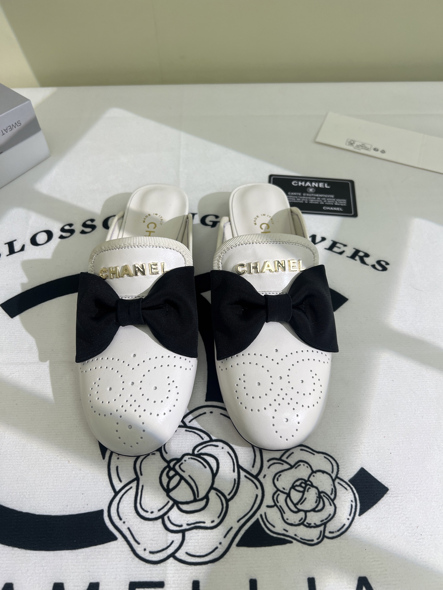 NO:250264,2025★★★★★★ Many celebrities are popular, a versatile series that domestic and foreign bloggers are popular. A must-have for spring and summer wardrobe matching. Sandals are the first choice. Upper imported sheepskin inner lining: imported crystal sheepskin inner lining, original mold-open custom leather sole Shoe size: 35-39 (34, 40, 41, customized without return) Delivery luxury latest counter synchronous packaging, semi-torch, sandals, sheepskin198609092025★★★★★ 众多明星网红上脚,国内外博主刷爆的一个百搭系列,春夏衣橱搭配必备 凉鞋首选. 鞋面进口羊皮  内里: 进口水晶羊皮内里 大底原版开模定制真皮底 鞋码: 35-39（34、40、41、定做不退换） 配送豪华最新专柜同步包装,半拖,sandals,sheepskin,Women's Shoes