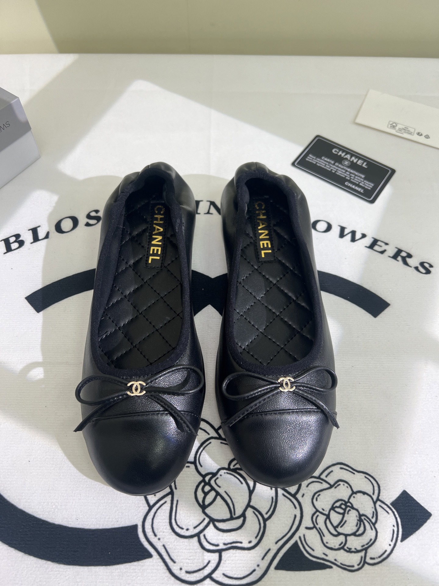 NO:250269,2025★★★★★★ Many celebrities are here to watch, a versatile series that domestic and foreign bloggers are popular. A must-have for spring and summer wardrobe matching. First choice. Upper imported sheepskin inner lining: imported sheepskin lining, large sole original mold custom leather sole Shoe size: 35-39 (34, 40, 41, customized without return and exchange) Delivery luxury latest counter synchronous packaging, semi-torch, sheepskin198609092025★★★★★ 众多明星网红上脚,国内外博主刷爆的一个百搭系列,春夏衣橱搭配必备 首选. 鞋面进口羊皮  内里: 进口羊皮内里 大底原版开模定制真皮底 鞋码: 35-39（34、40、41、定做不退换） 配送豪华最新专柜同步包装,半拖,sheepskin,Women's Shoes