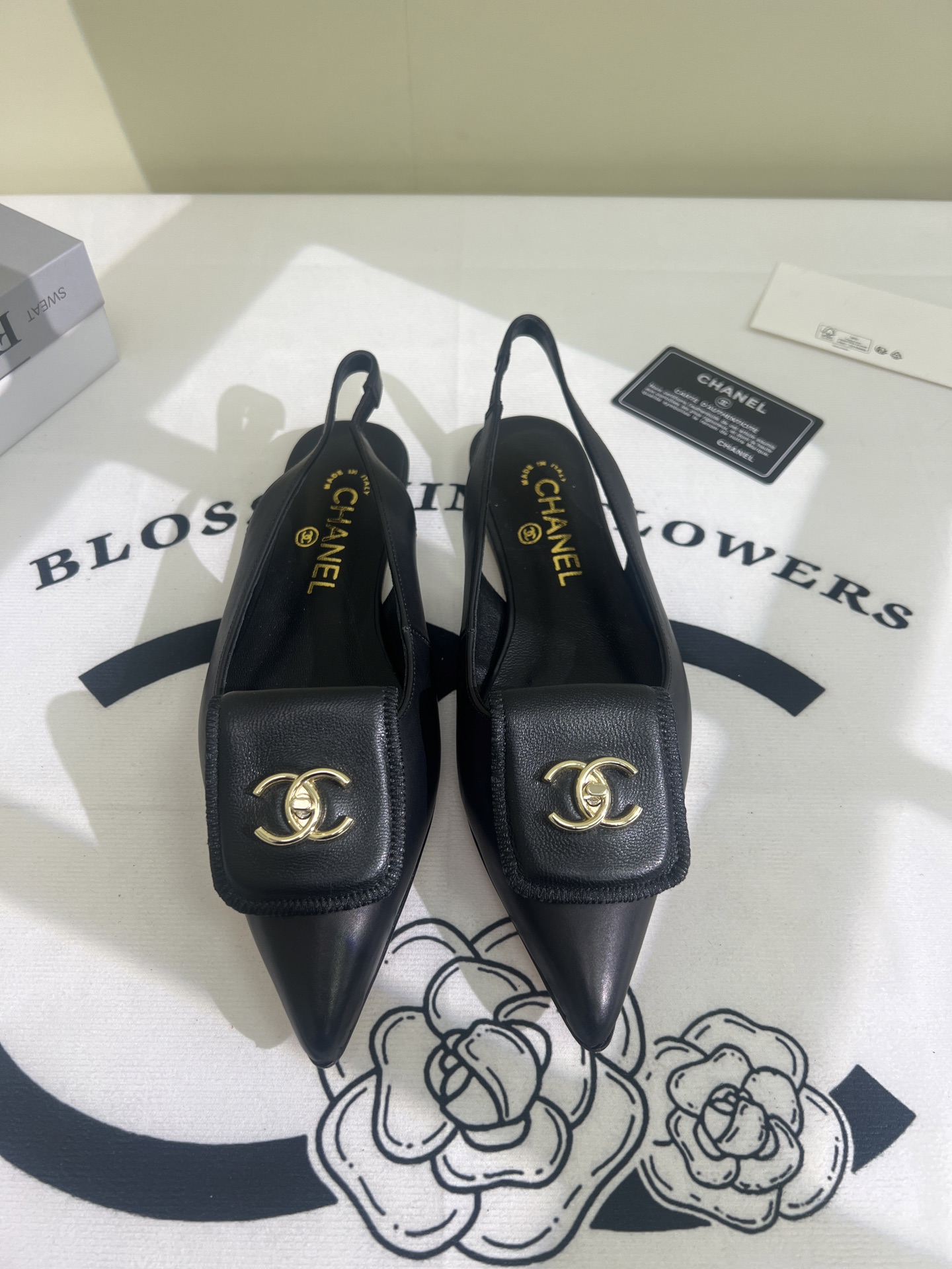 NO:250306,2025★★★★★★ Many celebrities are here to watch, a versatile series that domestic and foreign bloggers are popular. A must-have for spring and summer wardrobe matching. Sandals are the first choice. Upper imported sheepskin inner lining: imported sheepskin lining, original mold-open custom leather sole Shoe size: 35-39 (34, 40, 41, customized without return) Delivery luxury latest counter synchronous packaging, sandals, sandals, sheepskin198609092025★★★★★ 众多明星网红上脚,国内外博主刷爆的一个百搭系列,春夏衣橱搭配必备 凉鞋首选. 鞋面进口羊皮  内里: 进口羊皮内里 大底原版开模定制真皮底 鞋码: 35-39（34、40、41、定做不退换） 配送豪华最新专柜同步包装,凉鞋,sandals,sheepskin,Women's Shoes