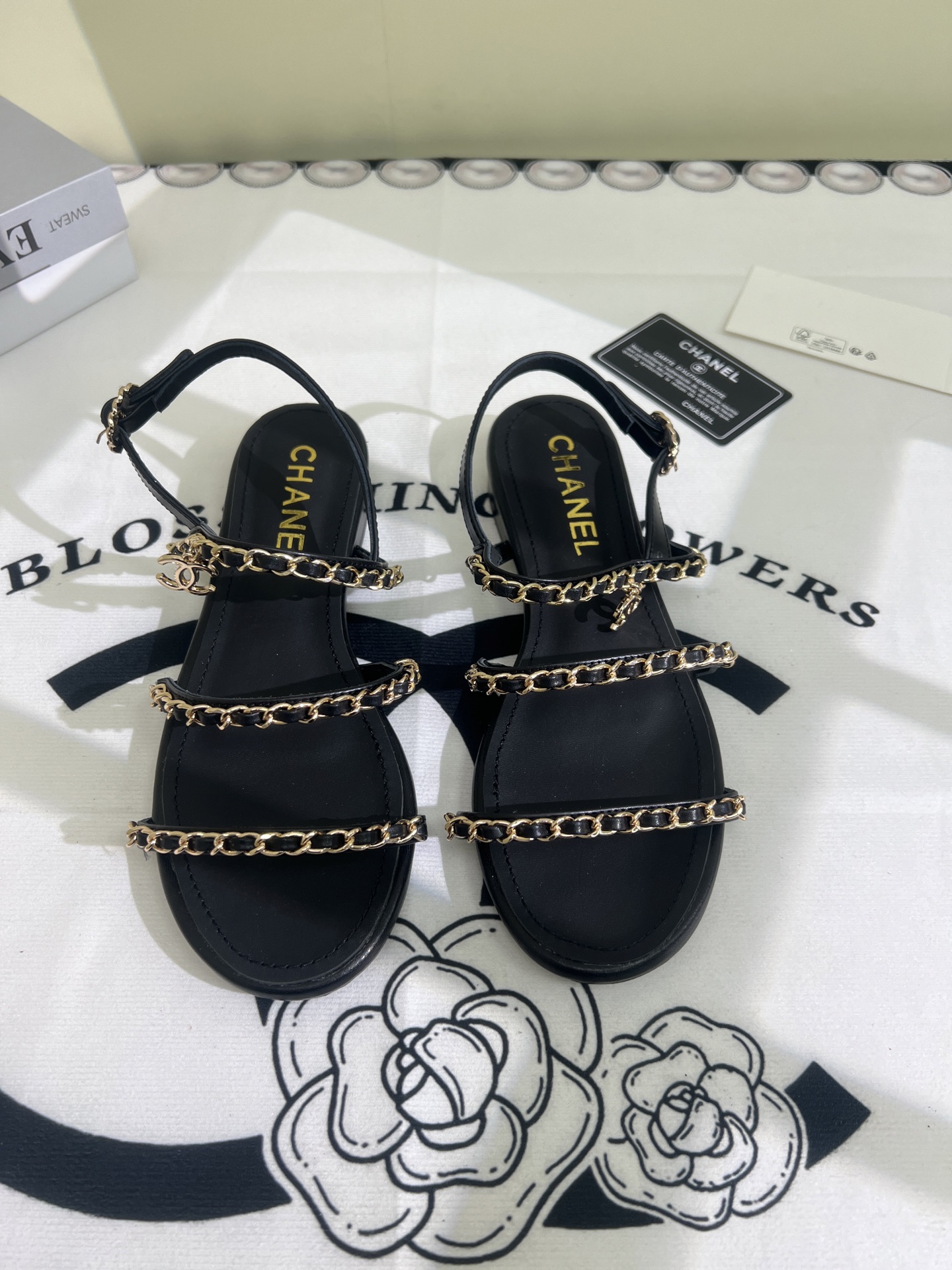 NO:250302,2025★★★★★★ Many celebrities are here to watch, a versatile series that domestic and foreign bloggers are popular. A must-have for spring and summer wardrobe matching. Sandals are the first choice. Upper imported sheepskin inner lining: imported crystal sheepskin inner lining, original mold-open custom leather sole Shoe size: 35-39 (34, 40, 41, customized without return and exchange) Delivery luxury latest counter synchronous packaging, sandals, sandals, sheepskin198609092025★★★★★ 众多明星网红上脚,国内外博主刷爆的一个百搭系列,春夏衣橱搭配必备 凉鞋首选. 鞋面进口羊皮  内里: 进口水晶羊皮内里 大底原版开模定制真皮底 鞋码: 35-39（34、40、41、定做不退换） 配送豪华最新专柜同步包装,凉鞋,sandals,sheepskin,Women's Shoes