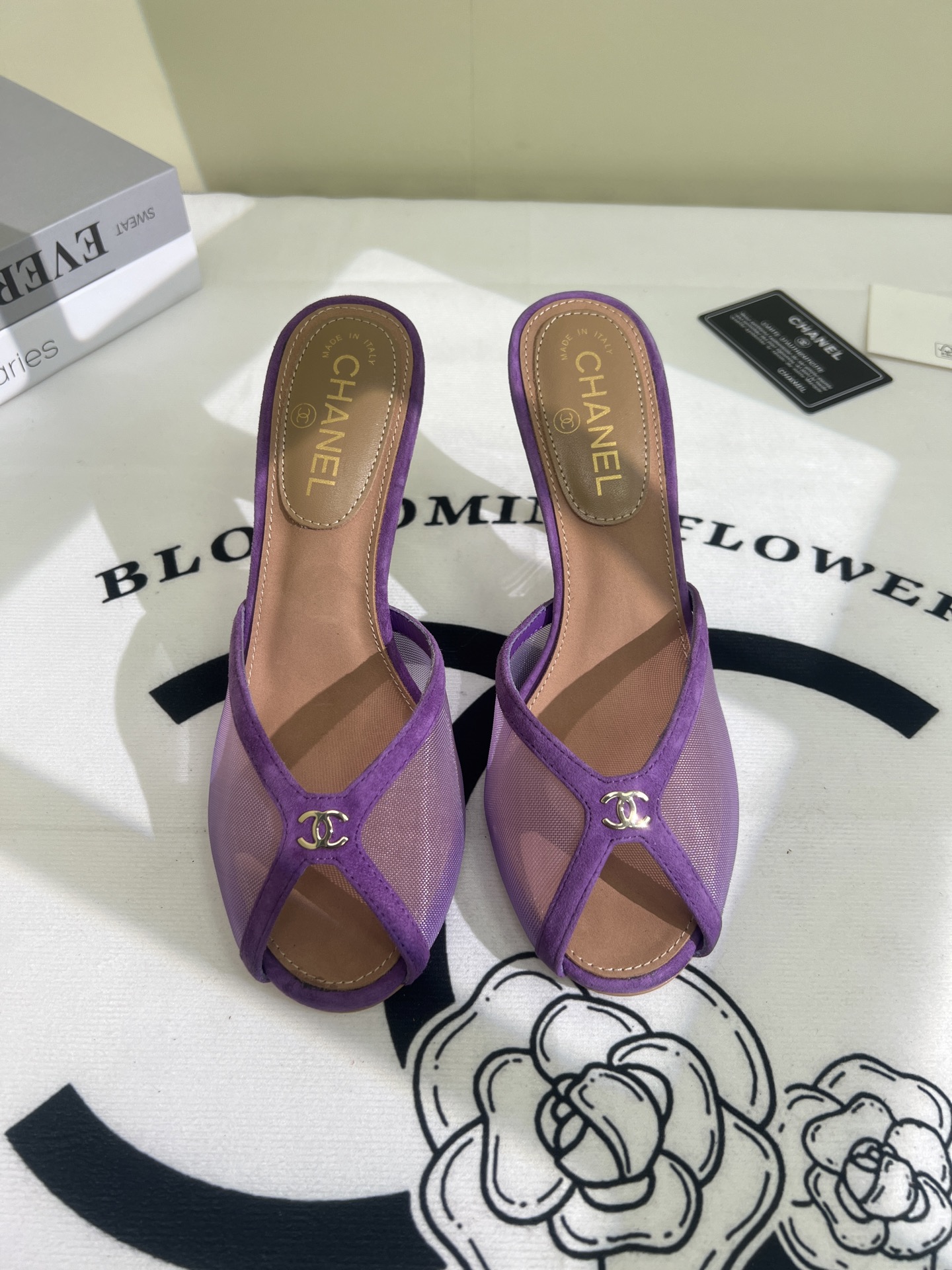 NO:250297,Chanel 24S catwalk embroidered mesh slippers are simple yet sweet and playful!  Upper mesh fabric, embroidery, strong sense of high-end solid color fabric is refreshing and easy to match, inner sheepskin, genuine leather soles Size:35-39 34.40.41 Custom made with diamonds, high heels, chanel, high heels, slippers, sheepskin, Leather soles19860909Chanel 24S走秀款刺绣网纱面拖鞋 简约又不失甜美俏皮！ 鞋面网纱面料,刺绣高级感强 纯色面料清爽易搭 内里羊皮 真皮大底 Size:35-39 34.40.41定做 烫钻,高跟鞋,chanel,high heels,slippers,sheepskin,Leather soles,Women's Shoes