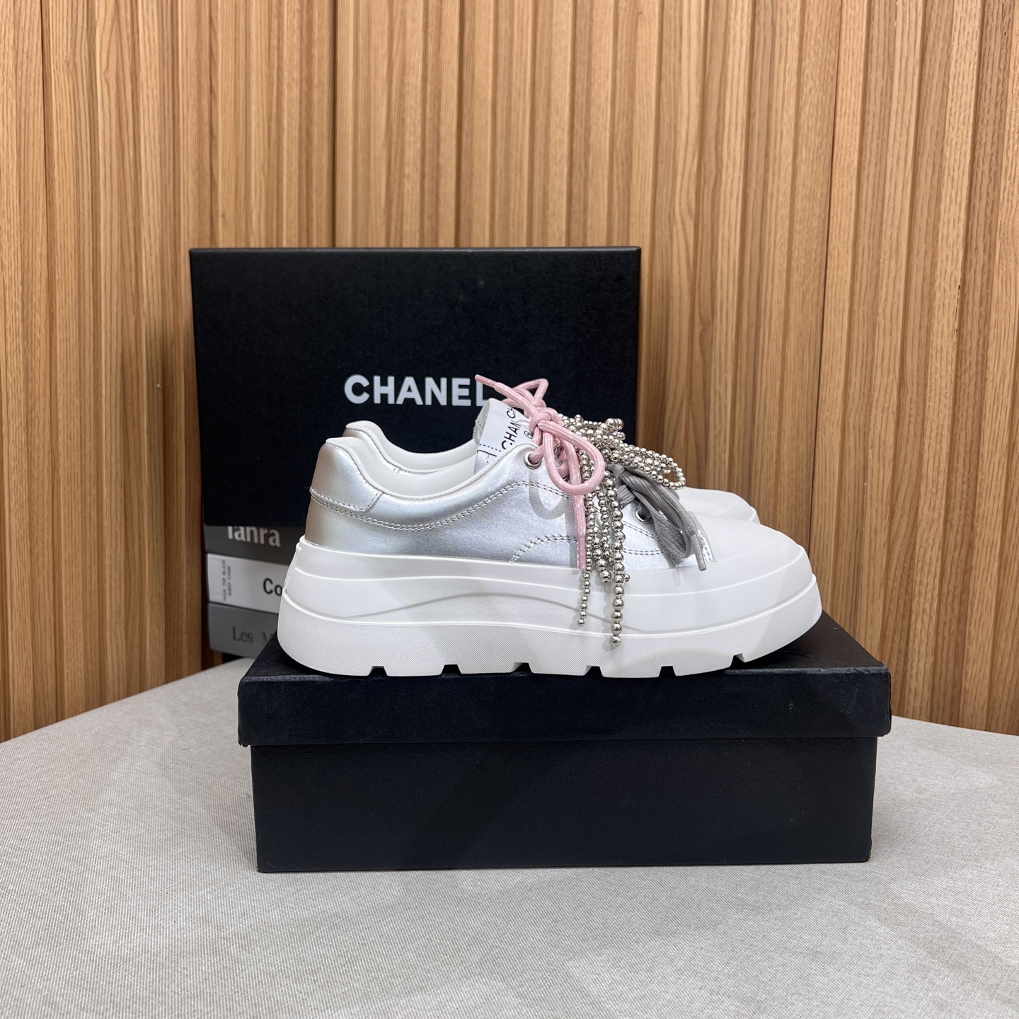 NO:266372,CHANEL 25s thick-soled pearl bow white shoes casual semi-slippers, lazy slippers, internet celebrity stars, perfectly blend fashion and comfort. The upper is simple and elegant, matched with exquisite pearls and lace shoelaces, and the details show the luxurious style. The thick-soled design extends the leg lines, whether it is matched with skirts or trousers, can easily enhance the sense of fashion. It is a trendy item that fashion experts cannot miss. Full-grain cowhide fabric, imported sheepskin inner footbed, pearls can be detached, original sole, Size35-40 (40 sizes are not returned or exchanged), semi-travel, chanel, chanel, slippers, skirts, cowhide, sheepskin19860909CHANEL香奈儿25s厚底珍珠蝴蝶结小白鞋休闲半拖鞋,懒人拖,网红明星同款 ,将时尚与舒适完美融合.鞋面简约大气,搭配精致珍珠与蕾丝鞋带,细节之处尽显奢华格调.厚底设计拉长腿部线条,无论是搭配裙装还是裤装,都能轻松提升时尚感,是时尚达人不容错过的潮流单品 面料全粒面牛皮 内里垫脚进口羊皮里 珍珠可拆卸 大底原版大底  Size35-40(40码不退换),半拖,chanel,chanel,slippers,skirts,cowhide,sheepskin,Women's Shoes