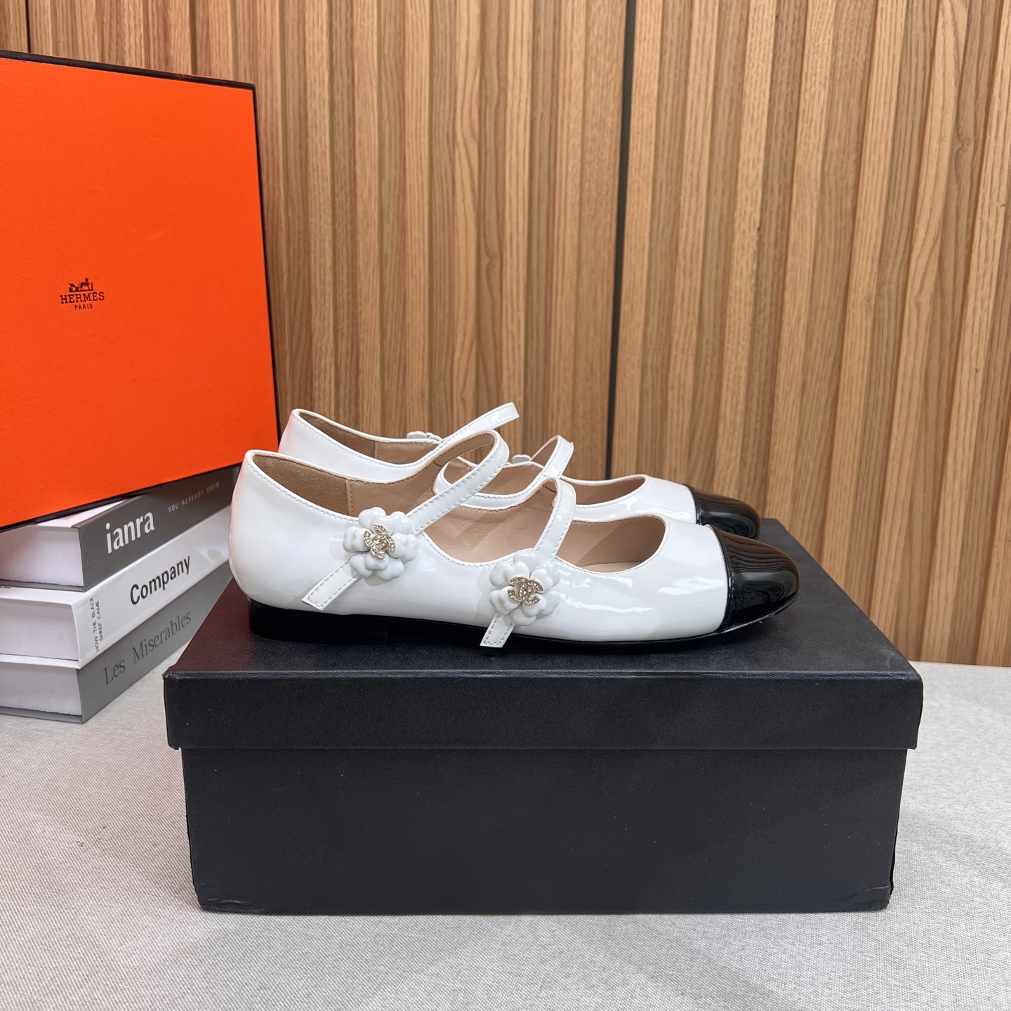 NO:423660,2025★★★★★★ Many celebrities are here to watch, a versatile series that domestic and foreign bloggers are popular. A must-have for spring and summer wardrobe matching. Sandals are the first choice. Inner: Imported transparent inner lining, original mold-open custom leather sole, shoe size: 35-39 (40, 41, custom-made, no return or exchange) Delivery luxury latest counter synchronous packaging, single shoes, sandals, Leather soles198609092025★★★★★ 众多明星网红上脚,国内外博主刷爆的一个百搭系列,春夏衣橱搭配必备 凉鞋首选.  内里: 进口透明内里 大底原版开模定制真皮大底 鞋码: 35-39（40、41、定做不退换） 配送豪华最新专柜同步包装,单鞋,sandals,Leather soles,Women's Shoes