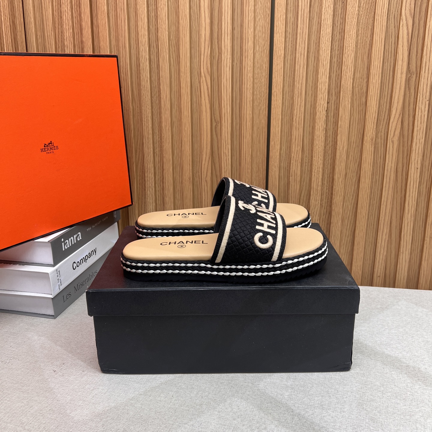 NO:423649,Chanel Chanel's new embroidered flat-soled slippers, classic vacation style, double C logo embroidery simple and refreshing, versatile items, rubber sole, size 35-39 (40 41 custom made), slippers, chanel, chanel, slippers19860909Chanel香奈儿新款刺绣平底懒人拖鞋 经典度假风 双Ｃ logo刺绣简约清爽 百搭单品 橡胶底,尺码35-39（40 41定做）,拖鞋,chanel,chanel,slippers,Women's Shoes