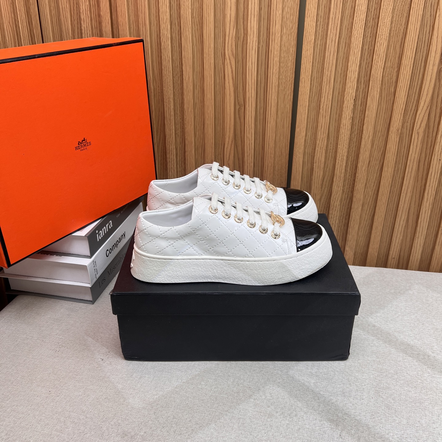 NO:423639,2025★★★★★★ Many celebrities are here to watch, a versatile series that domestic and foreign bloggers are popular. A must-have for spring and summer wardrobe matching. Sandals are the first choice. Upper cowhide inner lining: imported crystal sheepskin lining, original mold-open custom tpu sole, shoe size: 35-39 (40, 41, custom-made, no return or exchange) Delivery luxury latest counter synchronous packaging, casual shoes/sports shoes, sandals, sneakers, cowhide, sheepskin198609092025★★★★★ 众多明星网红上脚,国内外博主刷爆的一个百搭系列,春夏衣橱搭配必备 凉鞋首选. 鞋面牛皮  内里: 进口水晶羊皮内里 大底原版开模定制tpu大底 鞋码: 35-39（40、41、定做不退换） 配送豪华最新专柜同步包装,休闲鞋/运动鞋,sandals,sneakers,cowhide,sheepskin,Women's Shoes