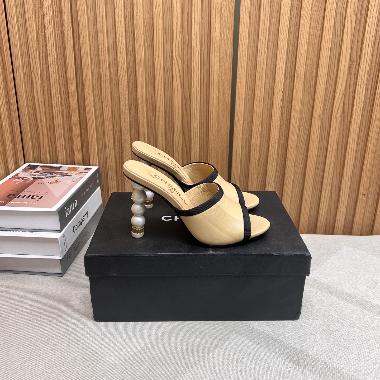 NO:423627,2025★★★★★★ Many celebrities are here to watch, a versatile series that domestic and foreign bloggers are popular. A must-have for spring and summer wardrobe matching. Sandals are the first choice. Upper sheepskin inner lining: imported crystal sheepskin inner lining, original mold-open custom leather sole Shoe size: 35-39 (40, 41, custom made without return or exchange) Delivery luxury latest counter synchronous packaging, high heels, slippers, sheepskin198609092025★★★★★ 众多明星网红上脚,国内外博主刷爆的一个百搭系列,春夏衣橱搭配必备 凉鞋首选. 鞋面羊皮  内里: 进口水晶羊皮内里 大底原版开模定制真皮底 鞋码: 35-39（40、41、定做不退换） 配送豪华最新专柜同步包装,高跟鞋拖鞋,sandals,high heels,slippers,sheepskin,Women's Shoes