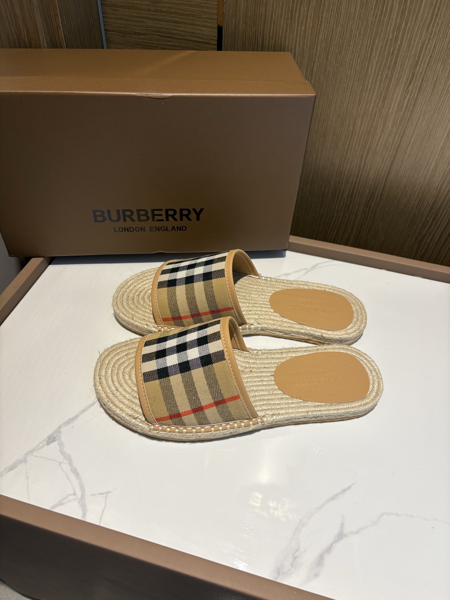 NO:348621,High-end version.♂ Men's slippers casual style, high-quality counter comparison quality ♂ The upper top layer cowhide, clear palm lines, highlight high-end, high-end, comfortable to wear, versatile. Pure hand-pulled wire, raw rubber breathable and non-slip sole, breathable and comfortable inside, small sheepskin, density comfortable, original rubber outsole wear-resistant, size 38-44. Customizable 45-46-47,,slippers,cowhide,sheepskin19860909高端版本.♂男士拖鞋休闲款,高品质专柜对比质量♂ 鞋面头层牛皮,手掌纹路清晰,彰显高端,上档次,穿着舒适,百搭.纯手工拉线,生胶透气防滑大底,内里透气舒适小绵羊羊皮,密度舒适,原版橡胶大底耐磨 码数38-44.可定做45-46-47,,slippers,cowhide,sheepskin,Men's shoes