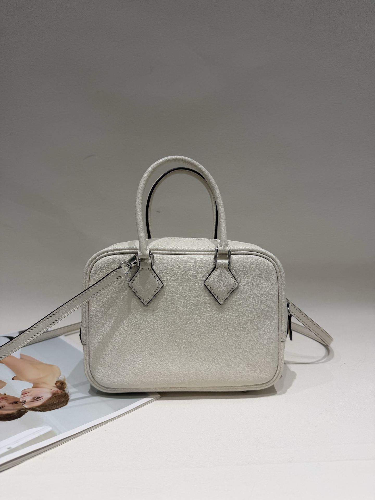 NO:811519,Second generation lume mini, cream white, silver buckle, imported goatskin, with detachable long shoulder strap, details; Hermes, hermes, sheepskin, Hermes,19860909二代lume mini ,奶油白,银扣,进口山羊皮,配可拆卸长肩带,细节；,爱马仕,hermes,sheepskin,Hermes,,Bag