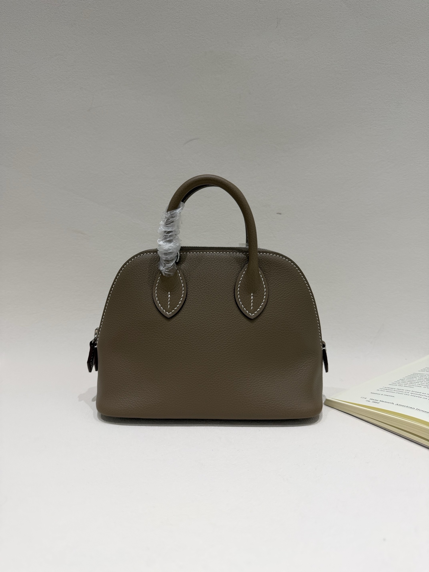 NO:811501,Mini bolide bowling ball, elephant gray, silver buckle, ever color calf leather, hand-stitched wax thread, details; Hermes, hermes, cowhide, Hermes,19860909Mini bolide 保龄球,大象灰,银扣,ever color小牛皮,手缝蜡线,细节；,爱马仕,hermes,cowhide,Hermes,,Bag
