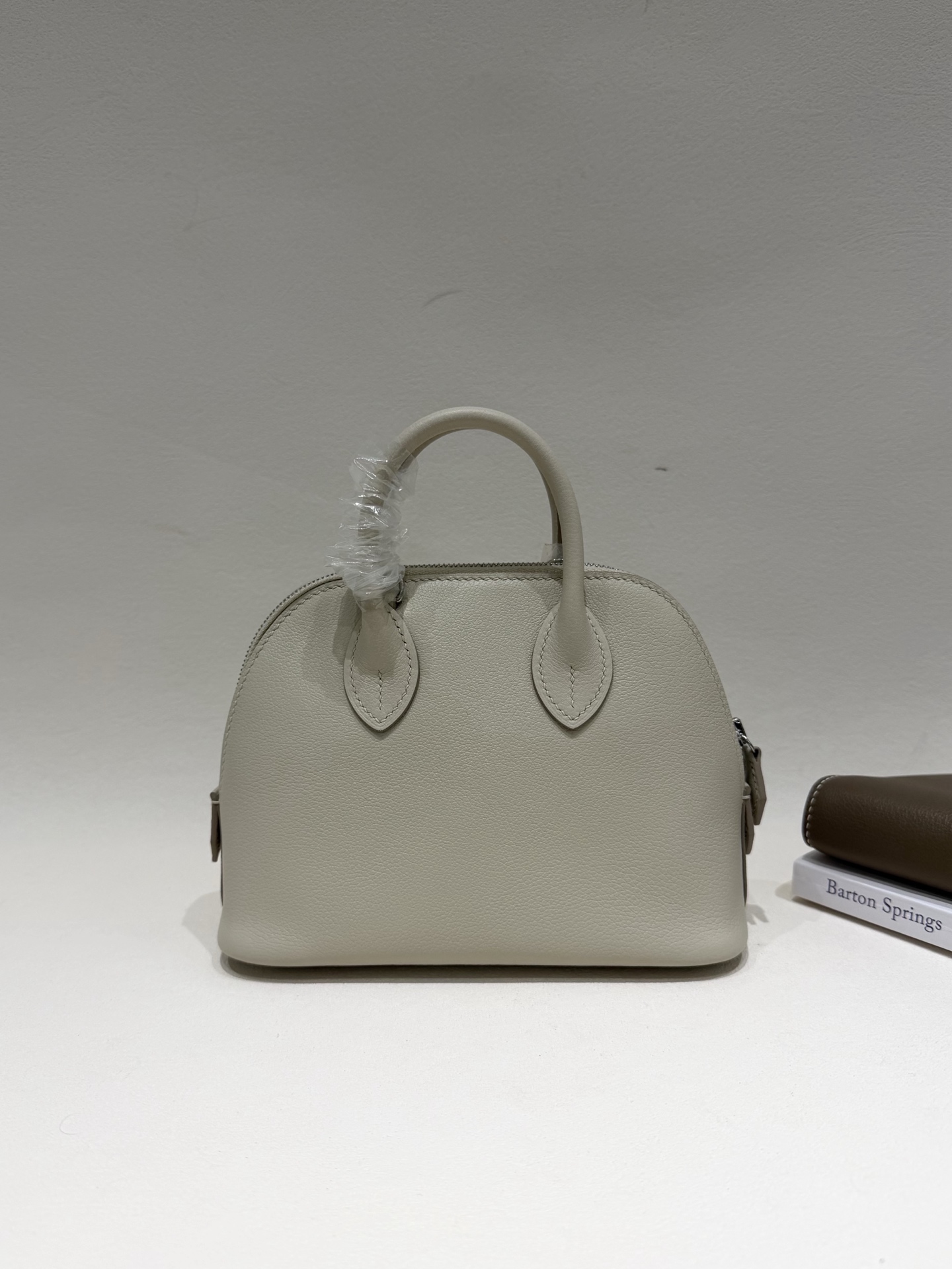 NO:811505,Mini bolide bowling ball, glacier white, silver buckle, ever color calf leather, hand-stitched wax thread, details; Hermes, hermes, cowhide, Hermes,19860909Mini bolide 保龄球,冰川白,银扣,ever color小牛皮,手缝蜡线,细节；,爱马仕,hermes,cowhide,Hermes,,Bag