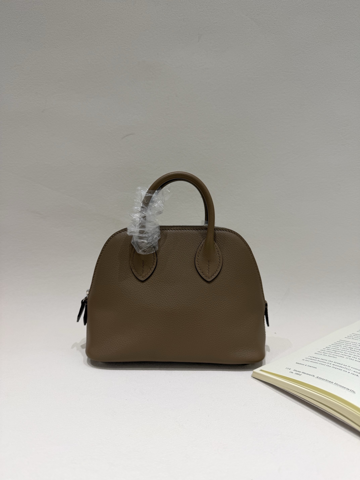 NO:811509,Mini bolide bowling ball, DO Weimaraner beige, silver buckle, ever color calfskin, hand-stitched wax thread, details;, Hermes, hermes, cowhide, Hermes,19860909Mini bolide 保龄球,DO威玛犬米色,银扣,ever color小牛皮,手缝蜡线,细节；,爱马仕,hermes,cowhide,Hermes,,Bag